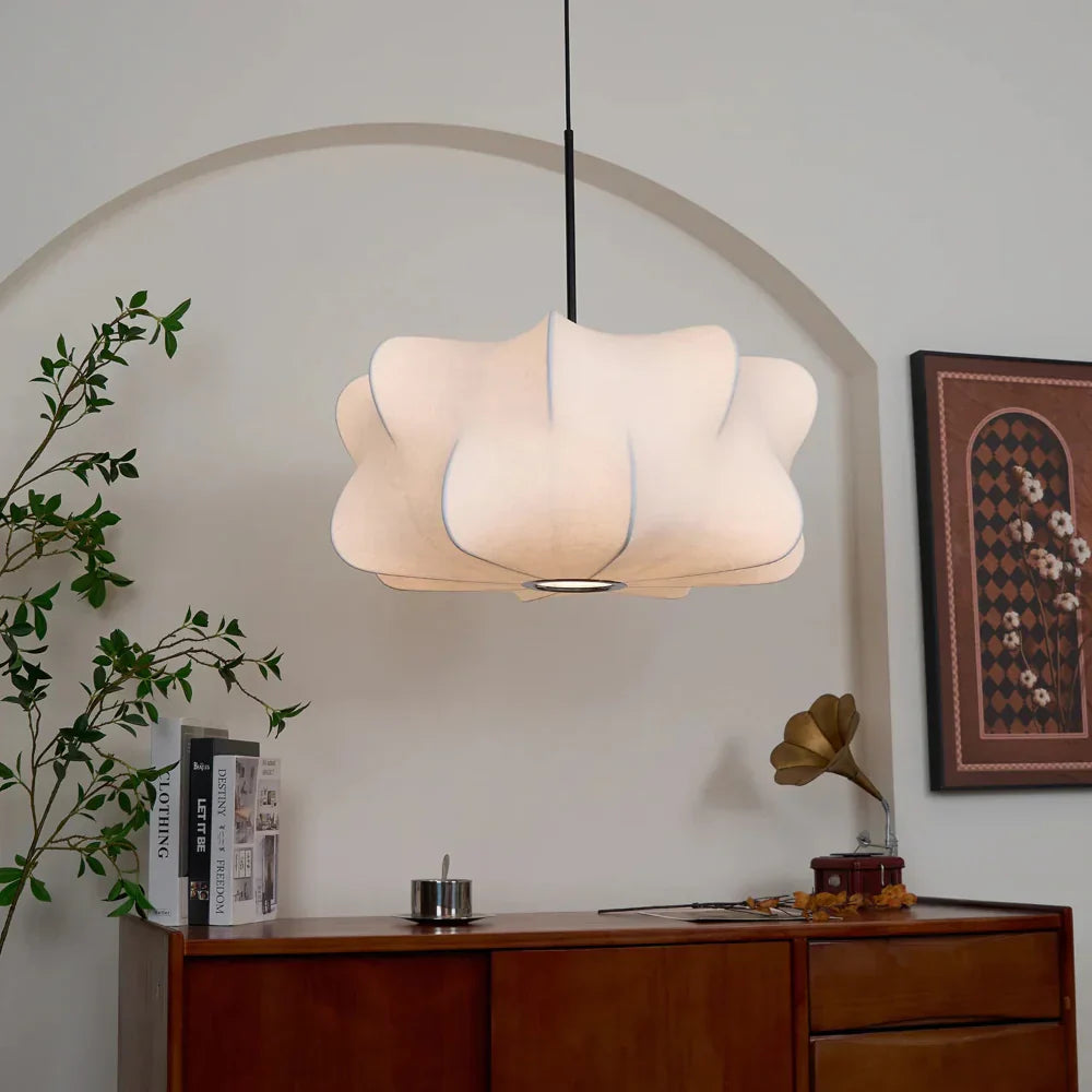 Lampada a sospensione in seta di gelso con paralume scultoreo | Rosalyssa