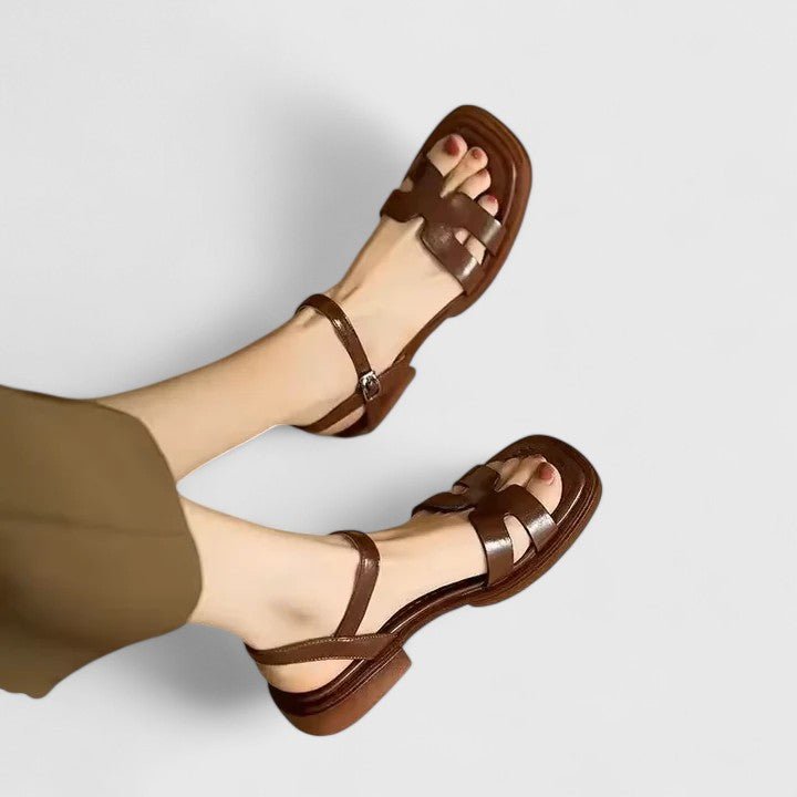 Platte sandalen met verstelbare enkelband voor comfortabel schoeisel | Rosalyssa