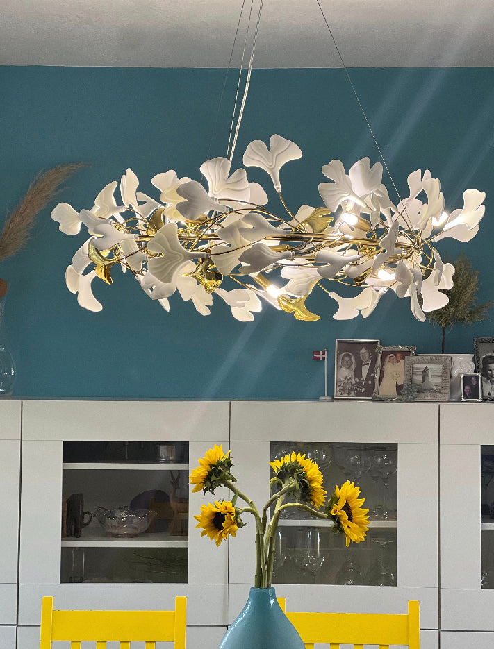 Aurelle Keramik-Blüten Kronleuchter mit satinierten Glasblüten und dimmbaren LED-Lampen