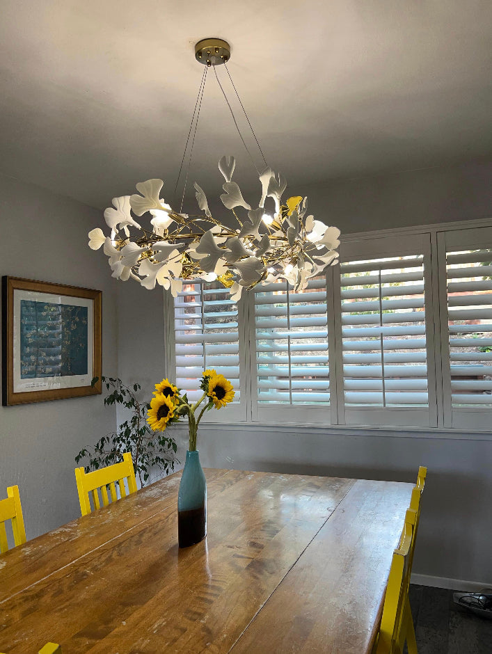 Aurelle Keramik-Blüten Kronleuchter mit satinierten Glasblüten und dimmbaren LED-Lampen