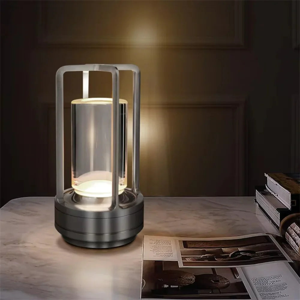Bordlampe med varm LED-glød i metall-sylinderstil