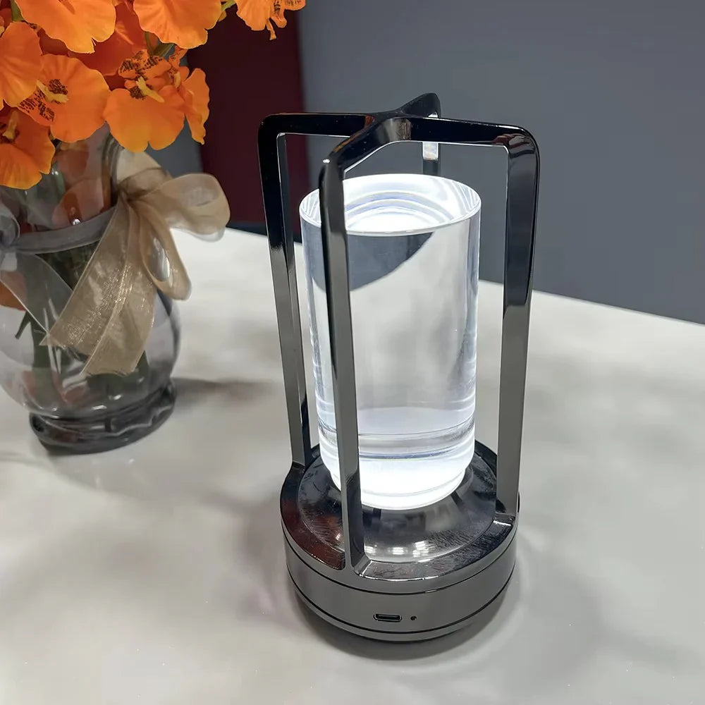 Bordlampe med varm LED-glød i metall-sylinderstil