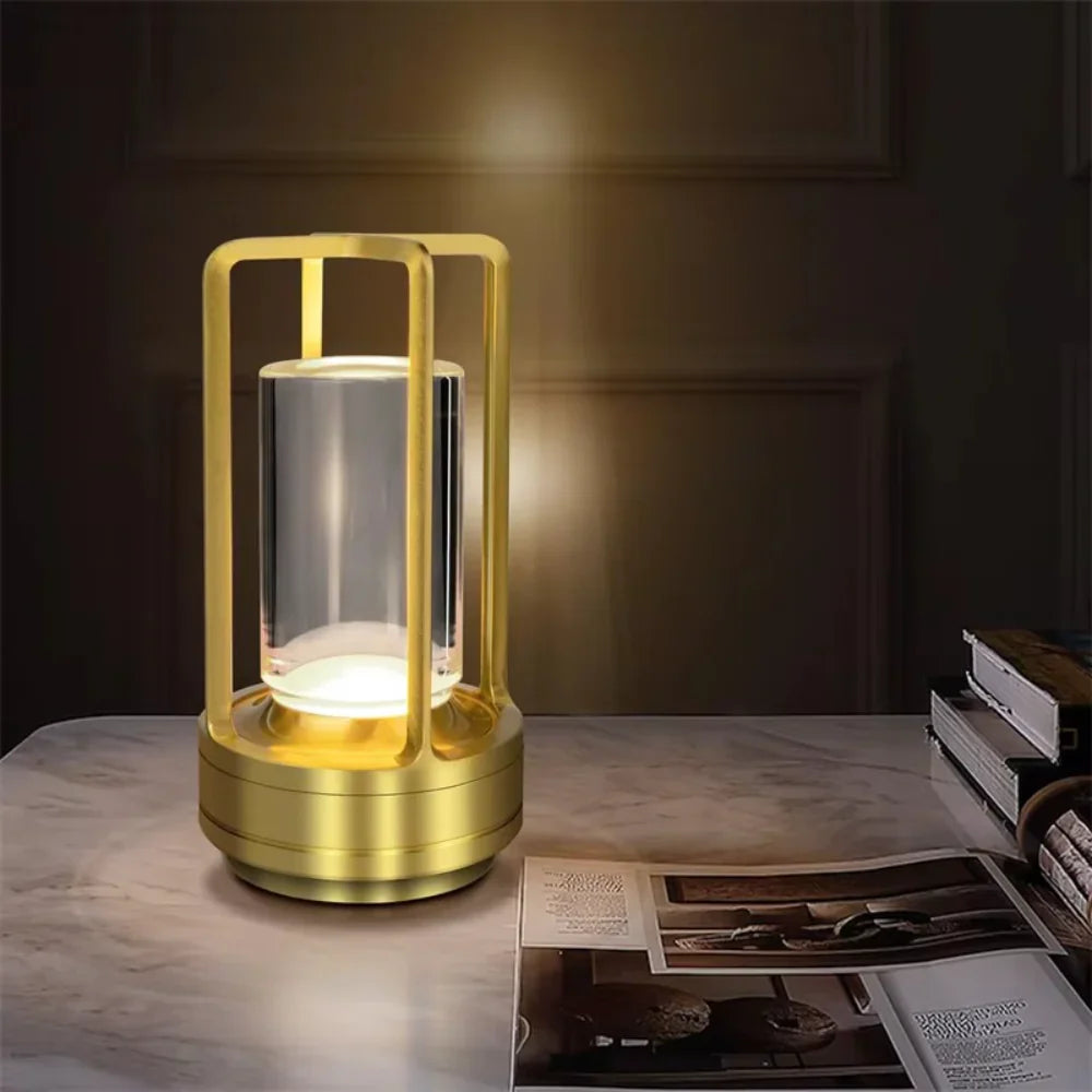 Bordlampe med varm LED-glød i metall-sylinderstil