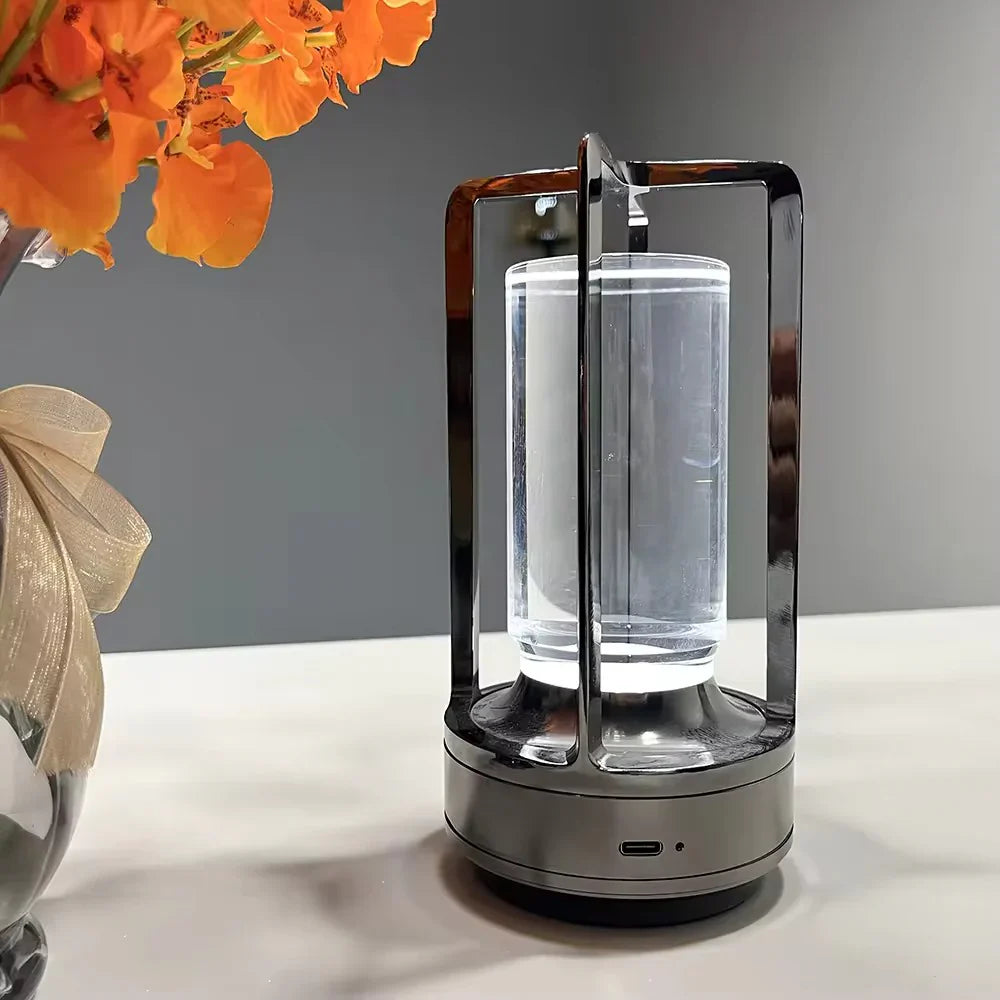 Bordlampe med varm LED-glød i metall-sylinderstil