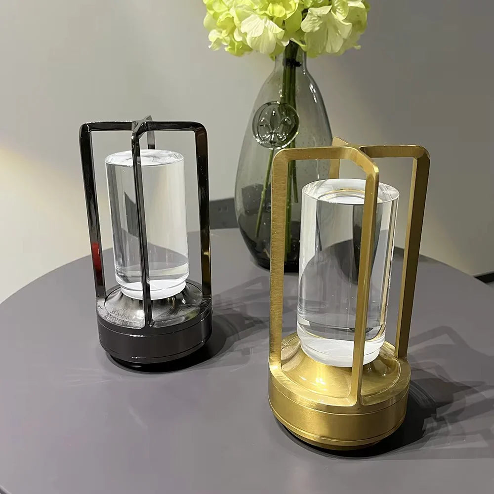 Bordlampe med varm LED-glød i metall-sylinderstil