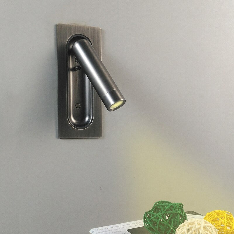 Úzké minimalistické nástěnné světlo na postel pro malé ložnice
