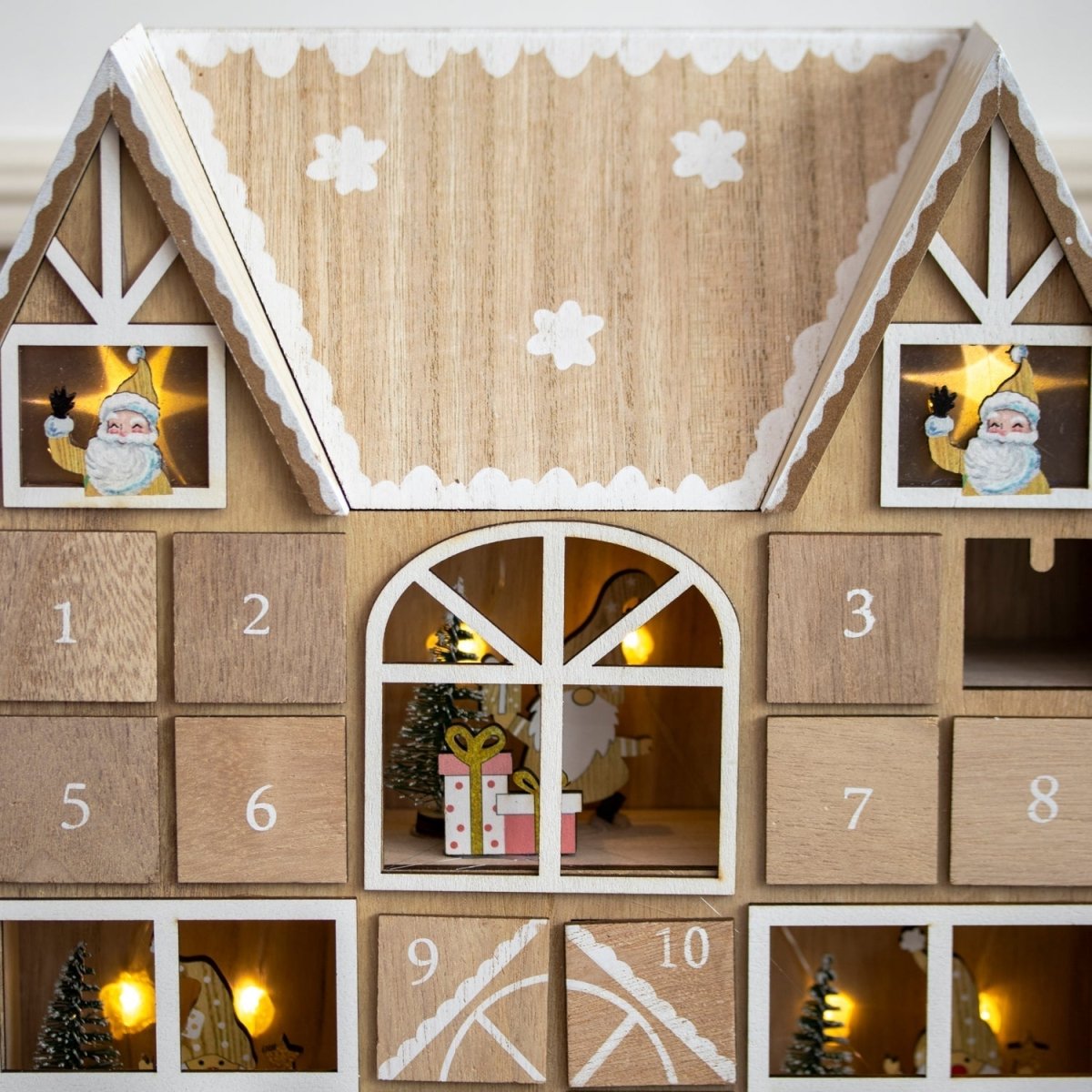 HearthGlow osvětlený dřevěný adventní kalendář pro slavnostní domácí dekoraci