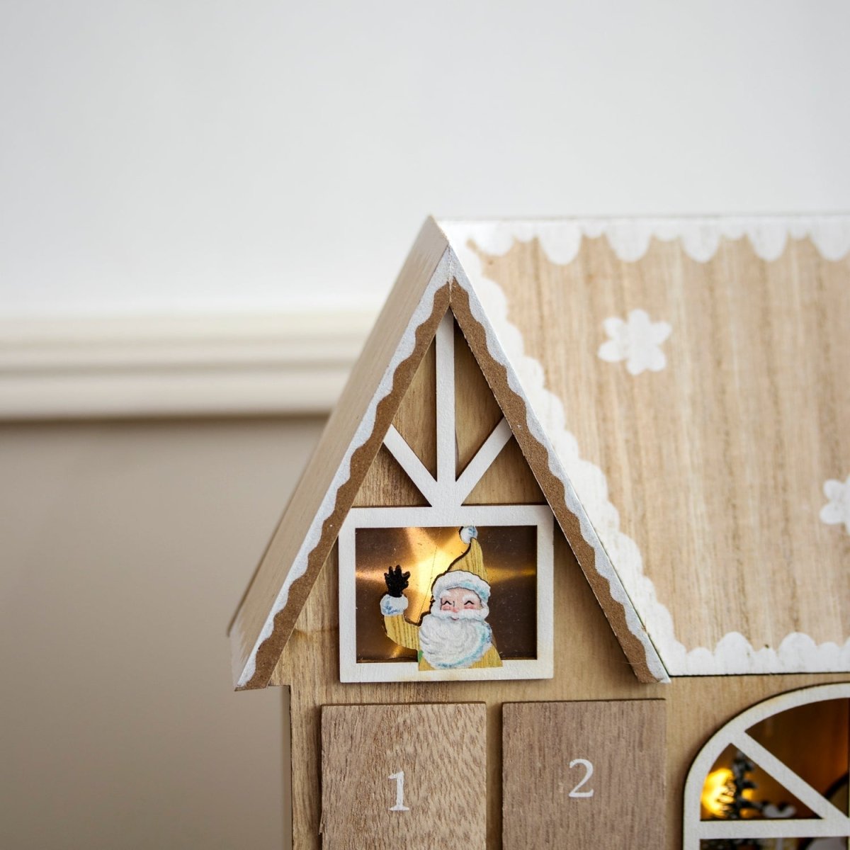 HearthGlow osvětlený dřevěný adventní kalendář pro slavnostní domácí dekoraci