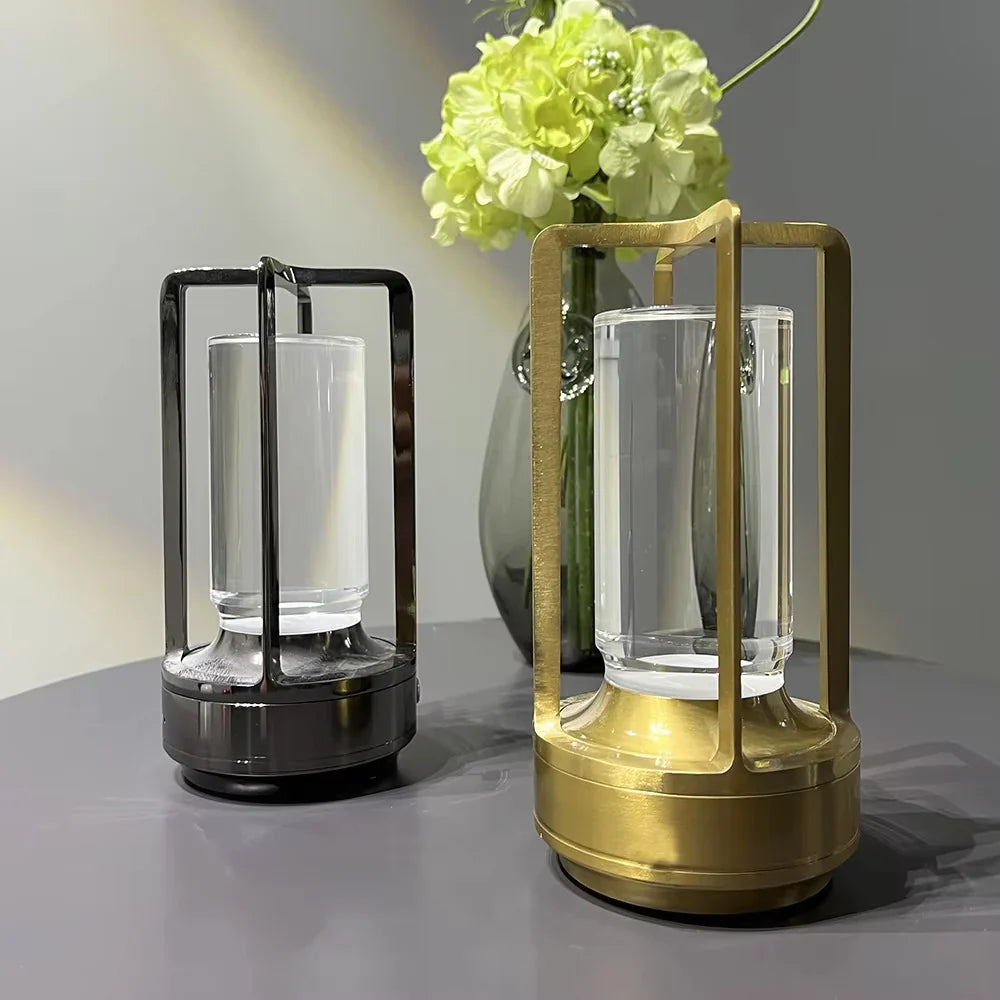 Bordlampe med varm LED-glød i metall-sylinderstil