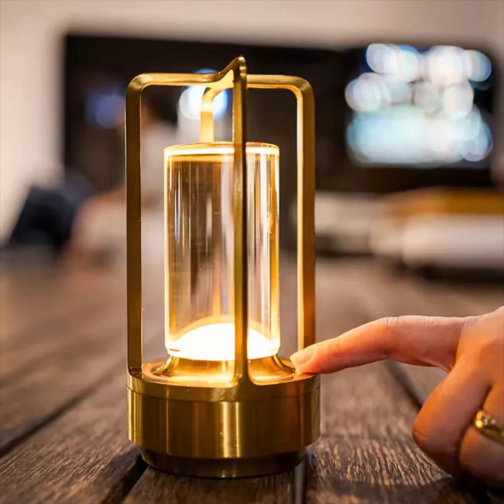 Bordlampe med varm LED-glød i metall-sylinderstil