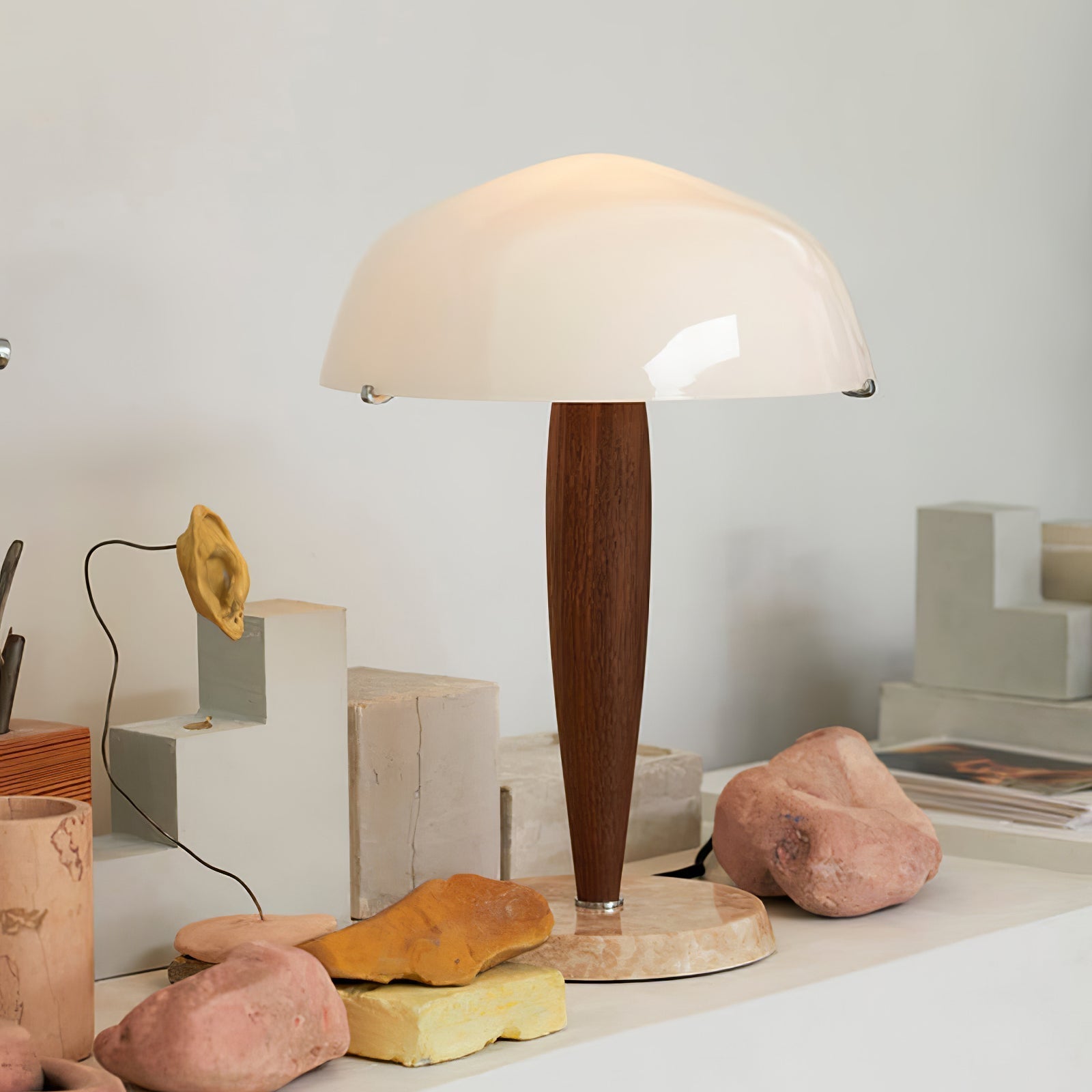 Lampa stołowa Quillhaven inspirowana literaturą, artystyczne oświetlenie