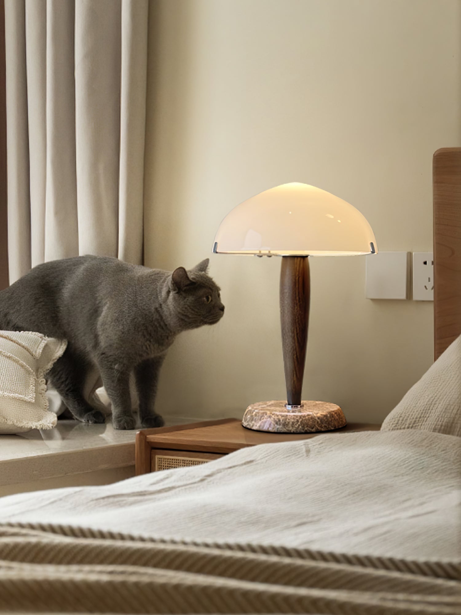 Lampa stołowa Quillhaven inspirowana literaturą, artystyczne oświetlenie