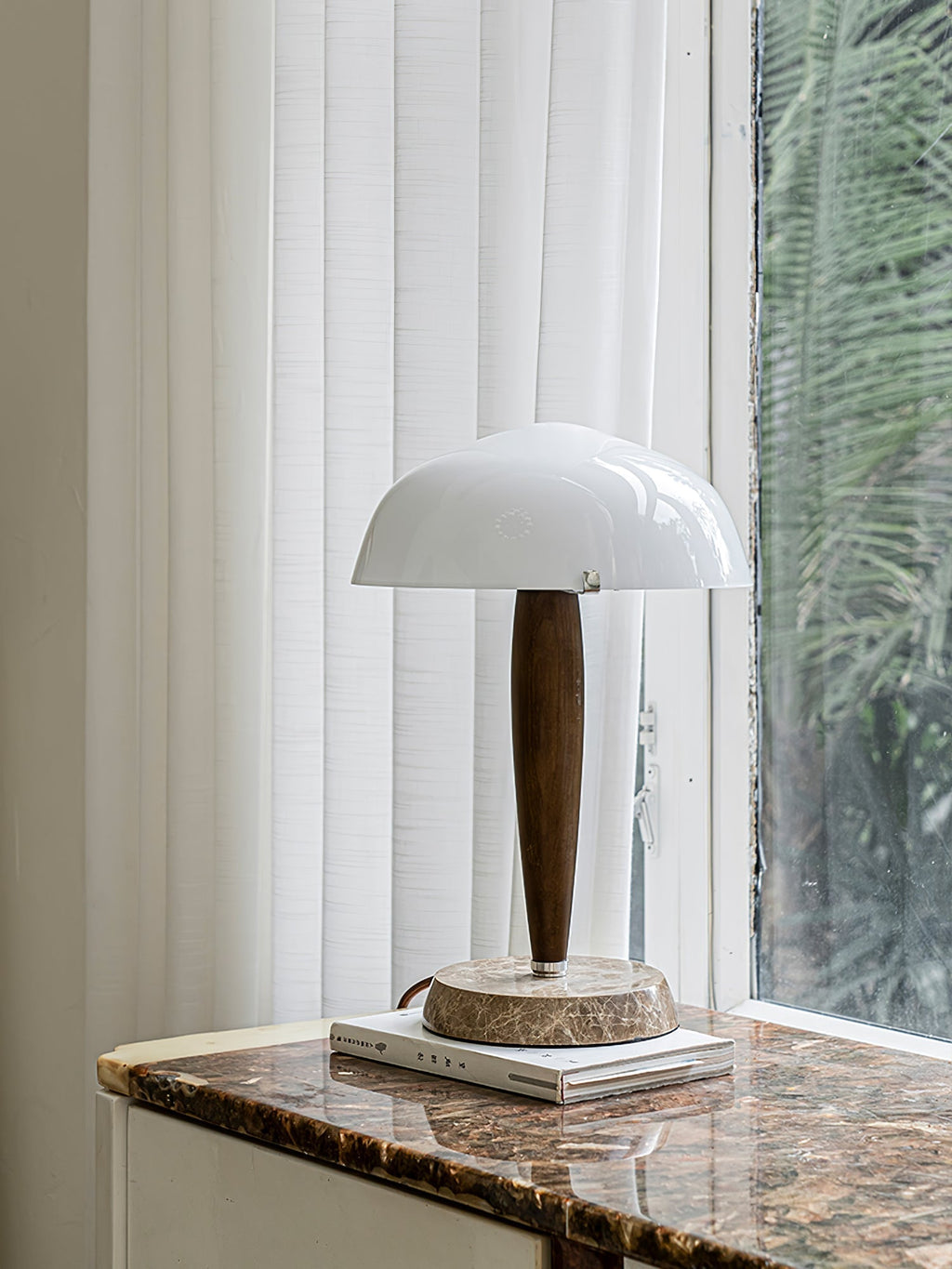 Lampa stołowa Quillhaven inspirowana literaturą, artystyczne oświetlenie