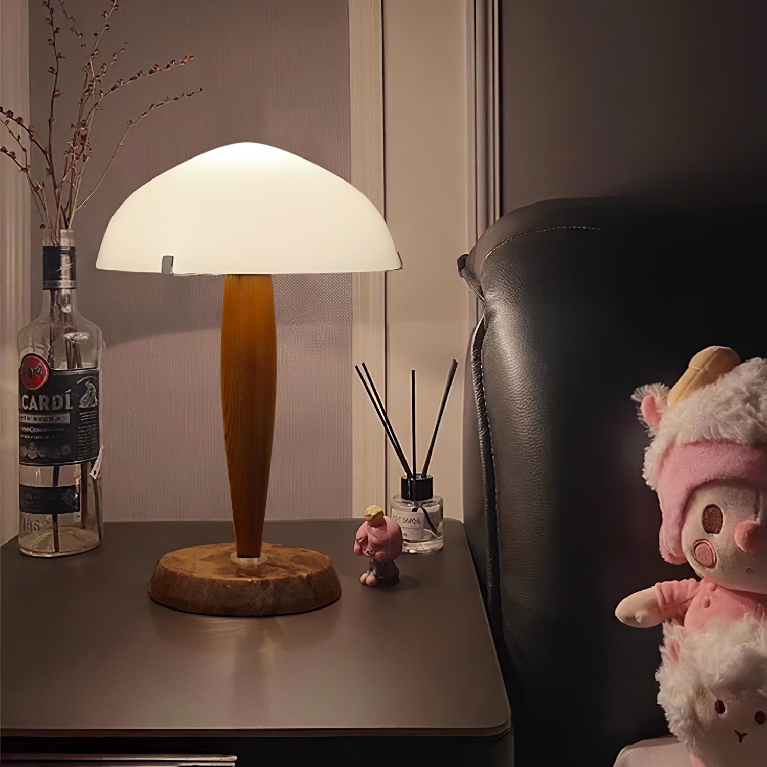 Lampa stołowa Quillhaven inspirowana literaturą, artystyczne oświetlenie