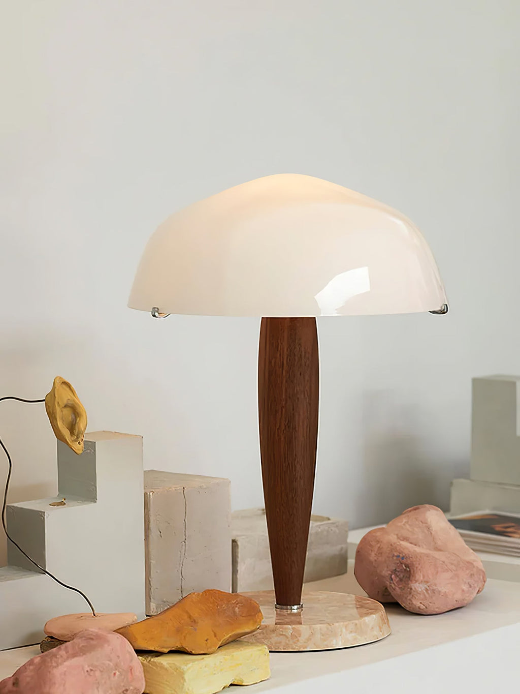 Lampa stołowa Quillhaven inspirowana literaturą, artystyczne oświetlenie