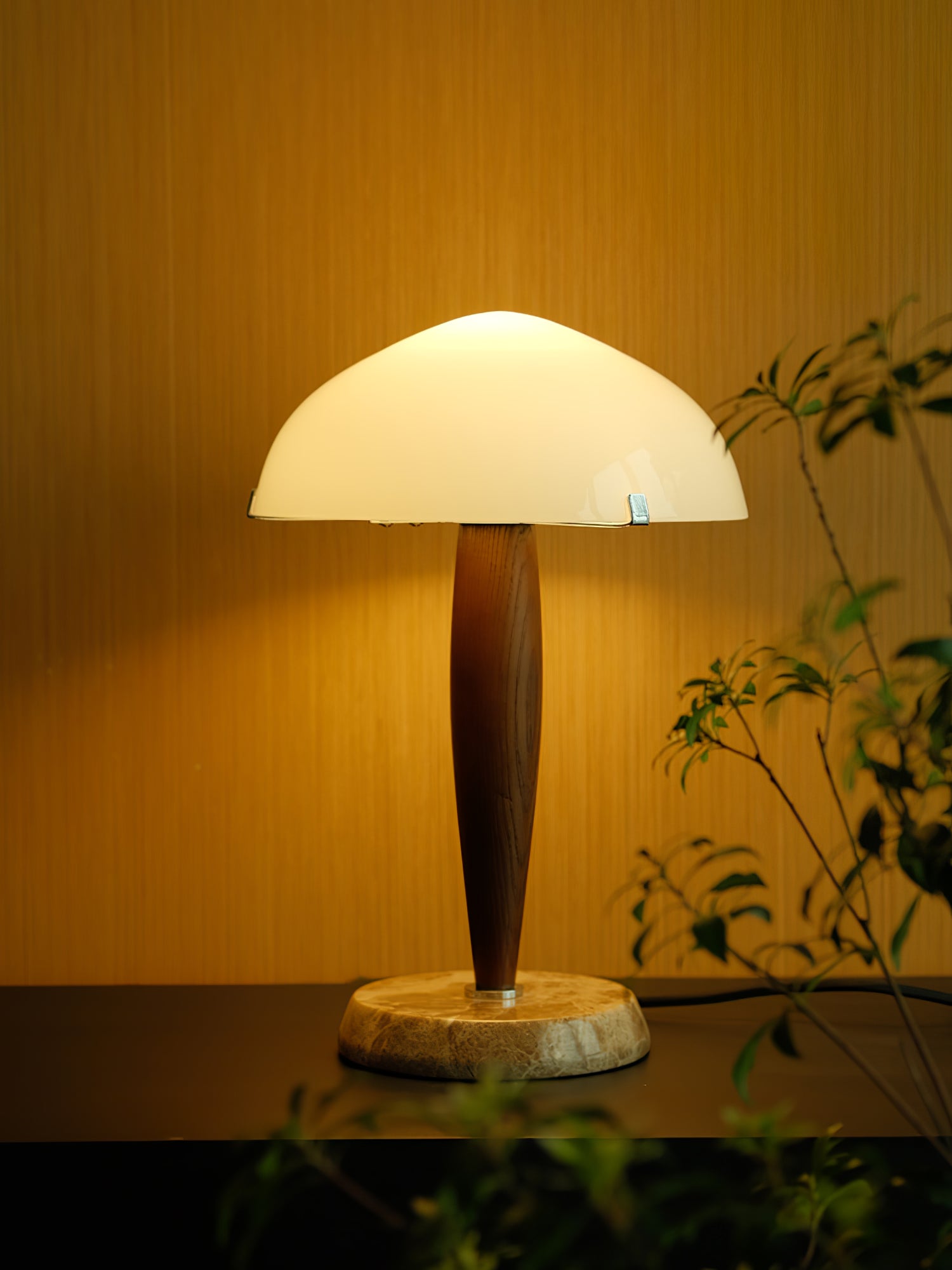 Lampa stołowa Quillhaven inspirowana literaturą, artystyczne oświetlenie