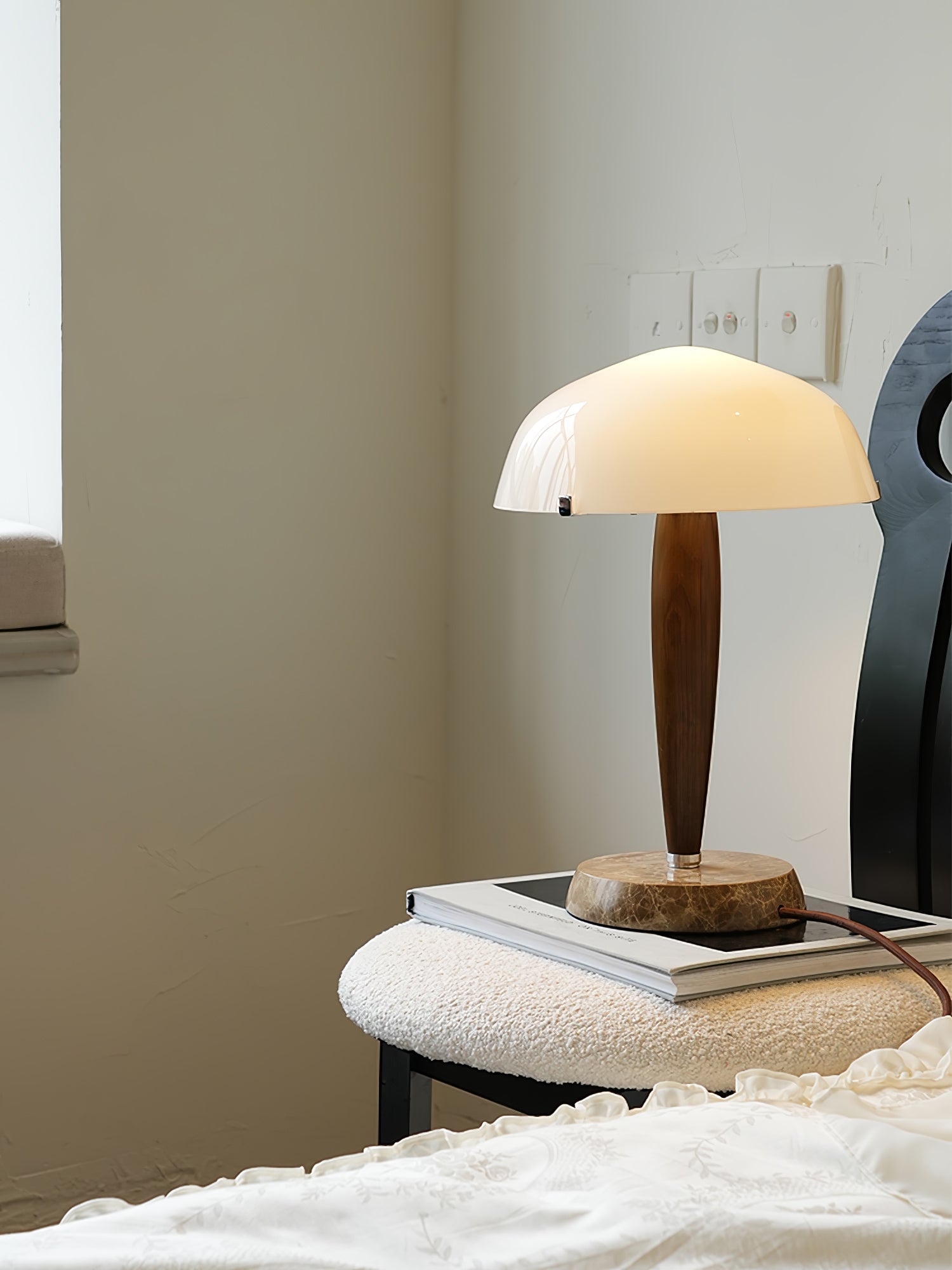 Lampa stołowa Quillhaven inspirowana literaturą, artystyczne oświetlenie