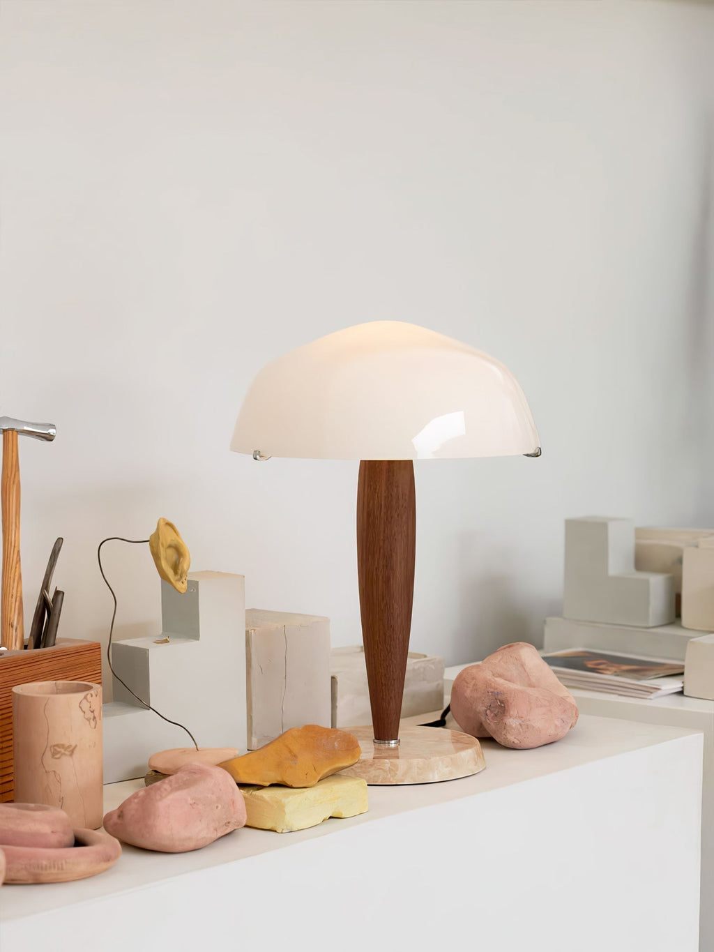 Lampa stołowa Quillhaven inspirowana literaturą, artystyczne oświetlenie