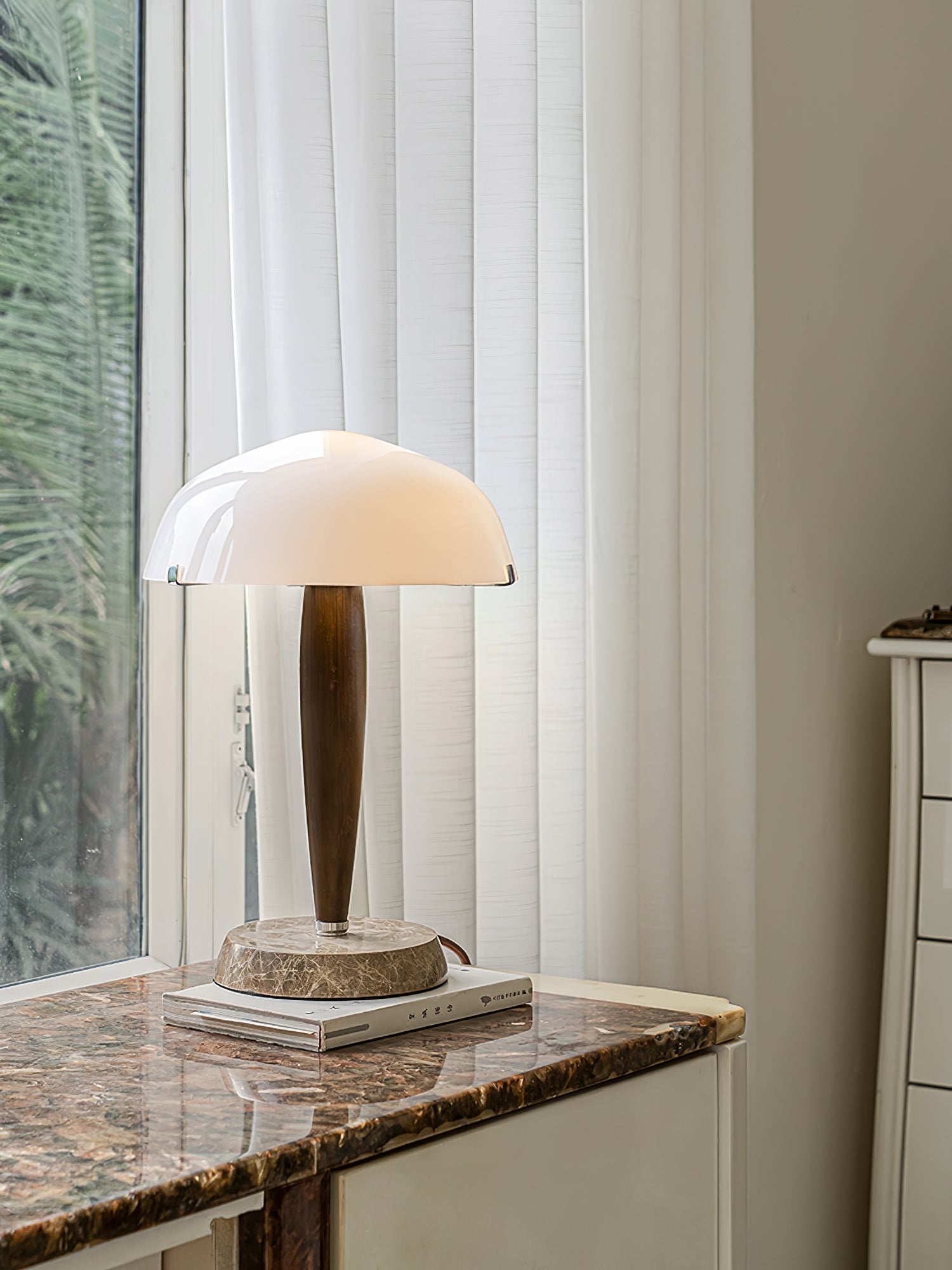 Lampa stołowa Quillhaven inspirowana literaturą, artystyczne oświetlenie
