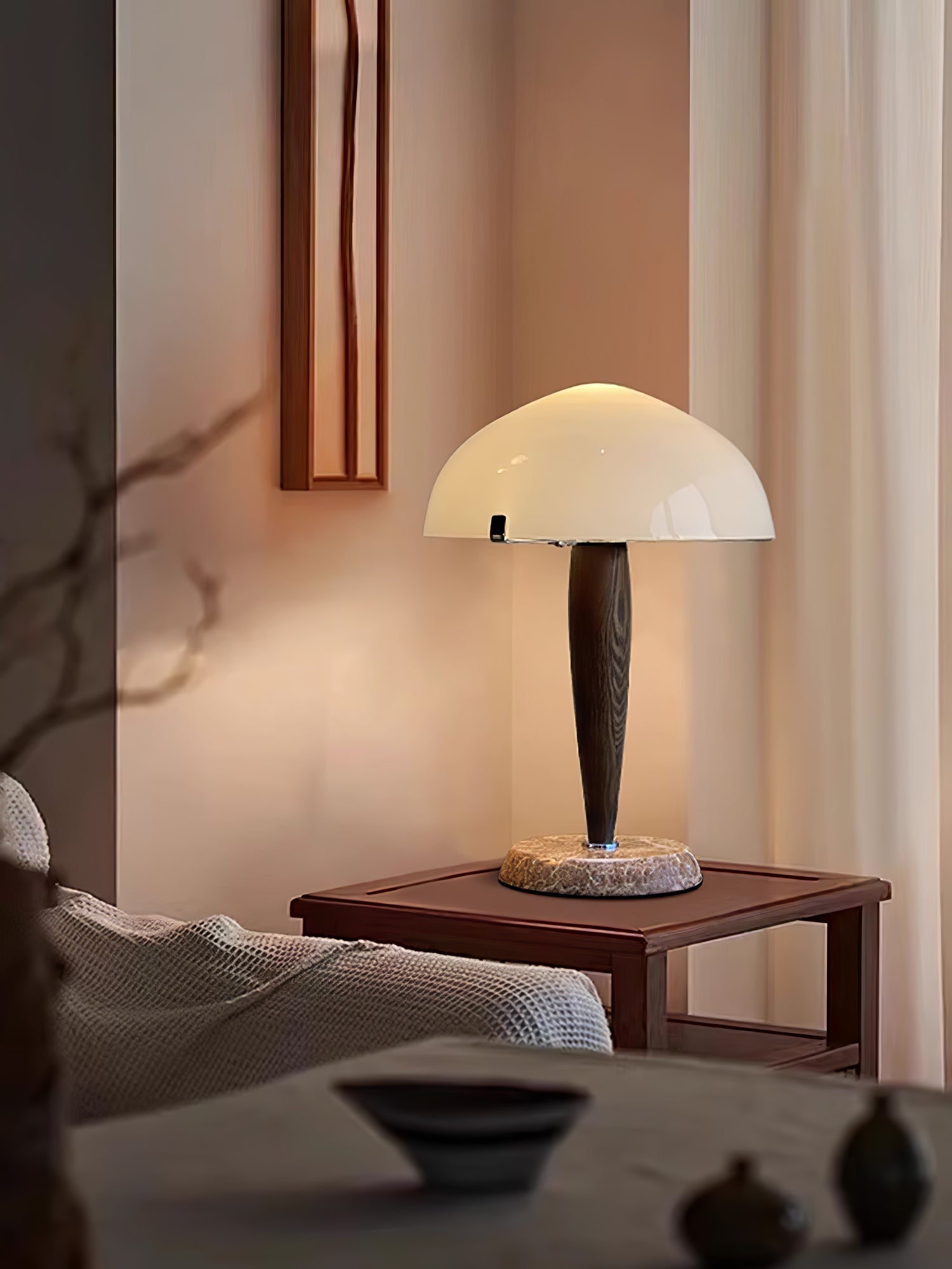Lampa stołowa Quillhaven inspirowana literaturą, artystyczne oświetlenie