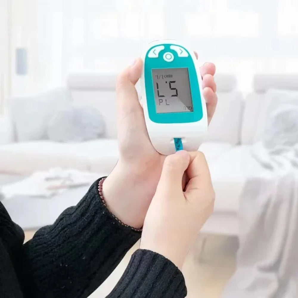 Domácí testovací sada na krevní glukózu a cholesterol s LCD displejem