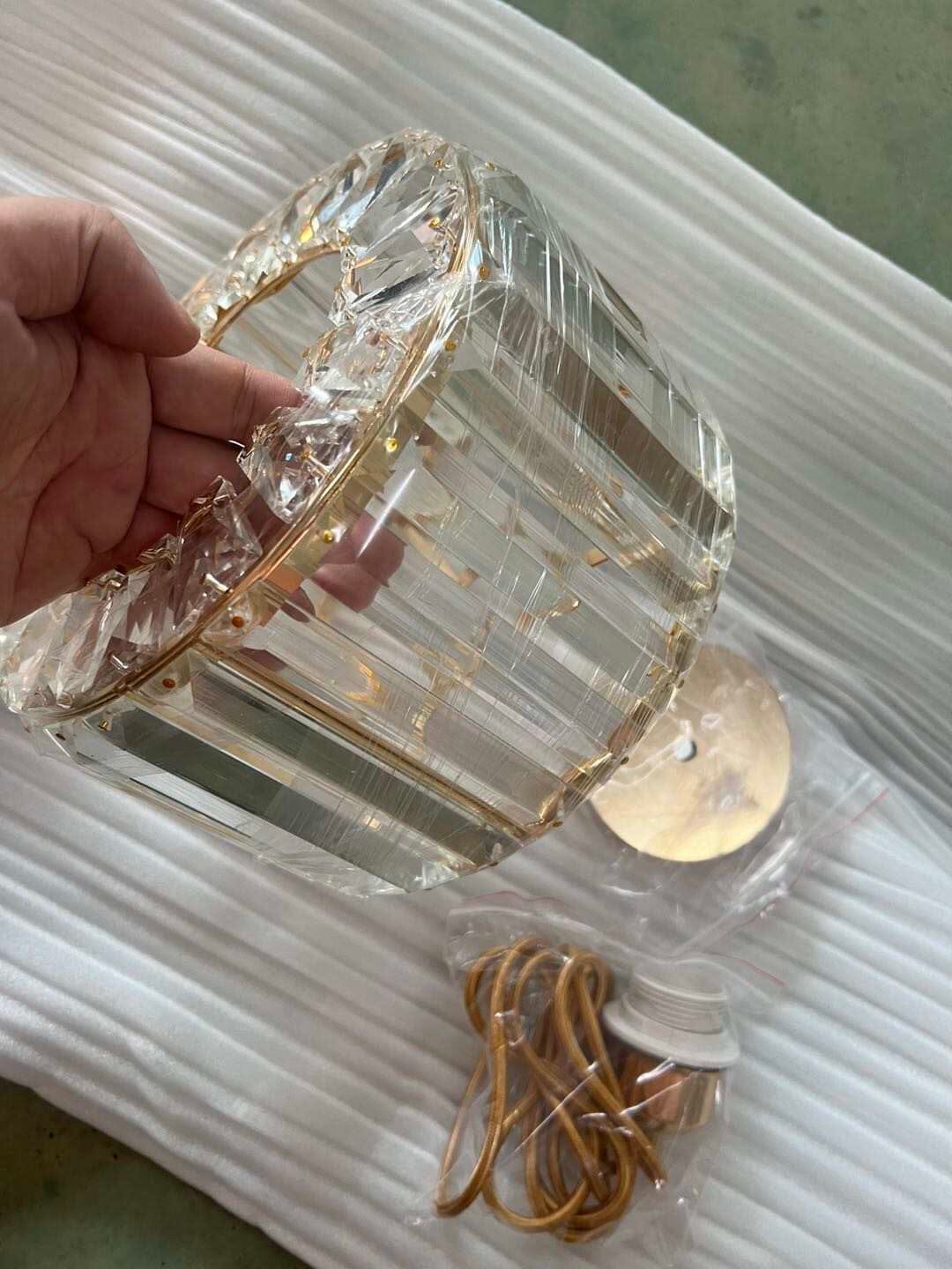 NovaCrystal Kaksitasoinen kristalliriippuvalaisin kulmikkailla lasiprismailla