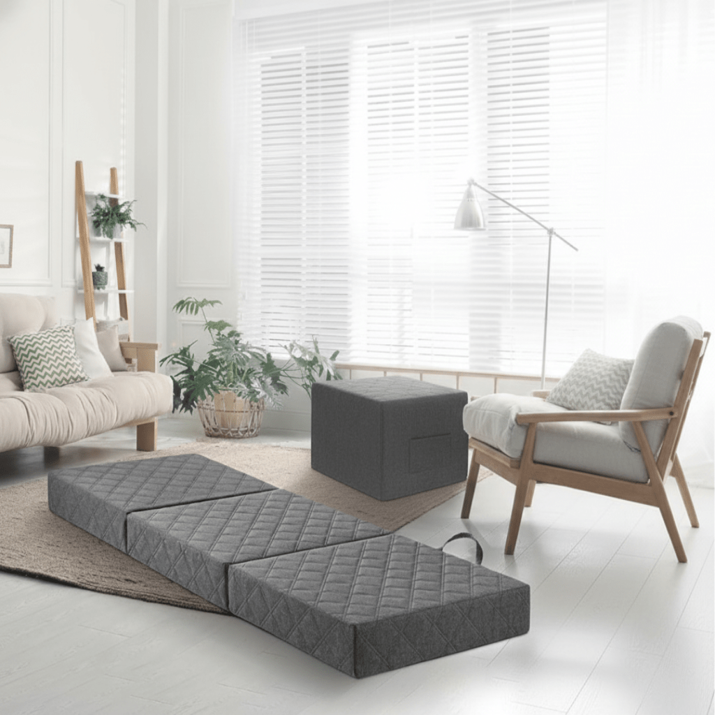 Skládací matrace s multifunkčním designem šetřícím místo