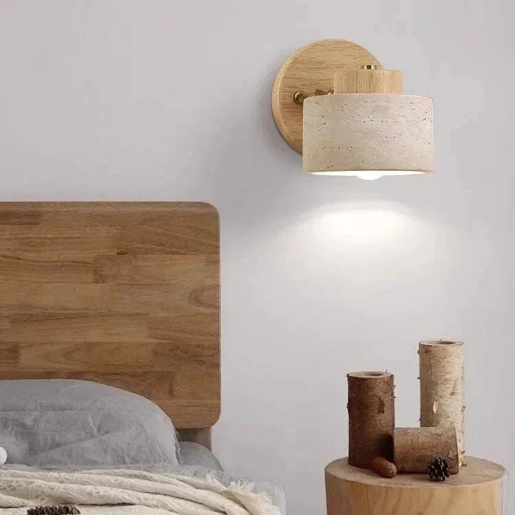 מנורת קיר LED עם גליל טרוורטין מינימליסטי ובסיס עץ | רוזליסה
