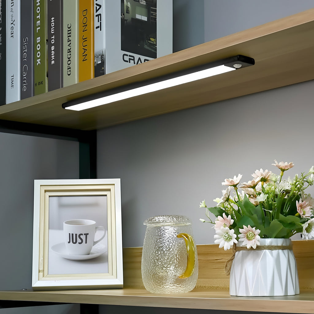 Luz nocturna inalámbrica recargable con sensor de movimiento y adhesivo