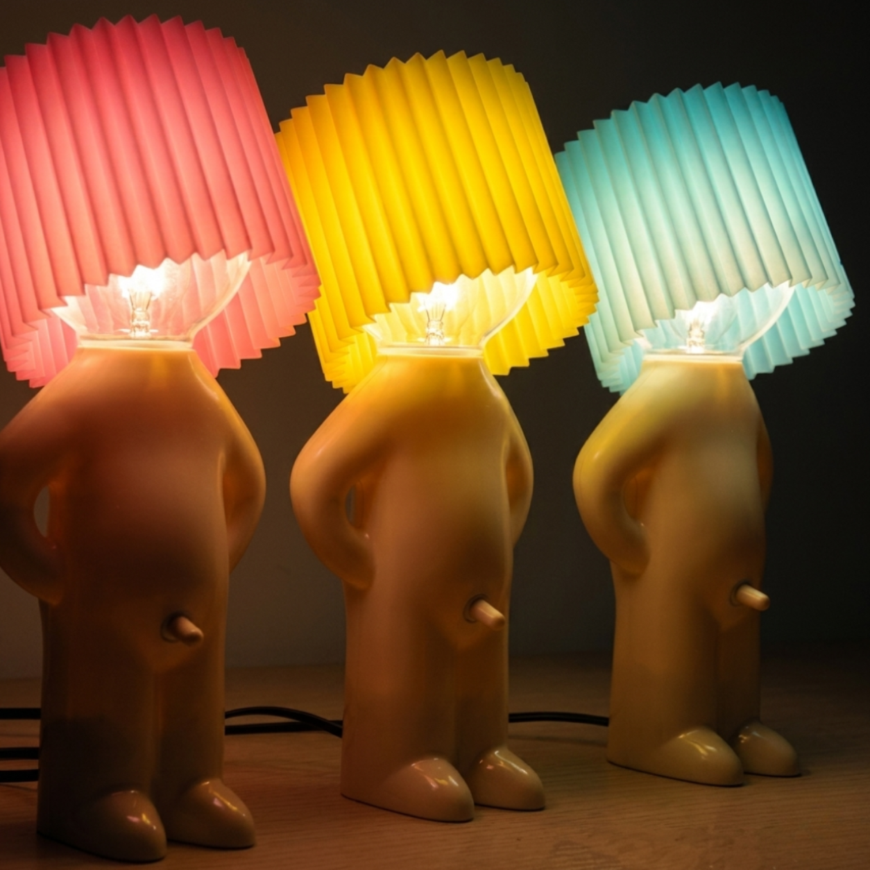 Lekfull modern LED-bordslampa för hem eller kontor