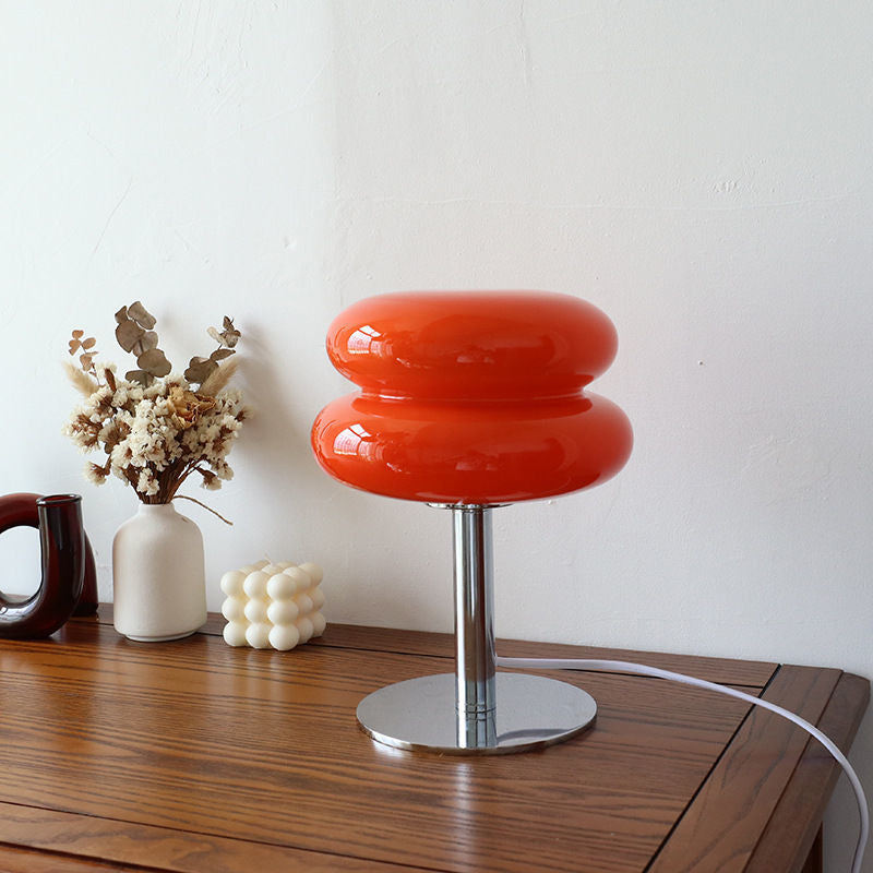 Italiensk inspirerad glaslampa med bord och modern retrostil