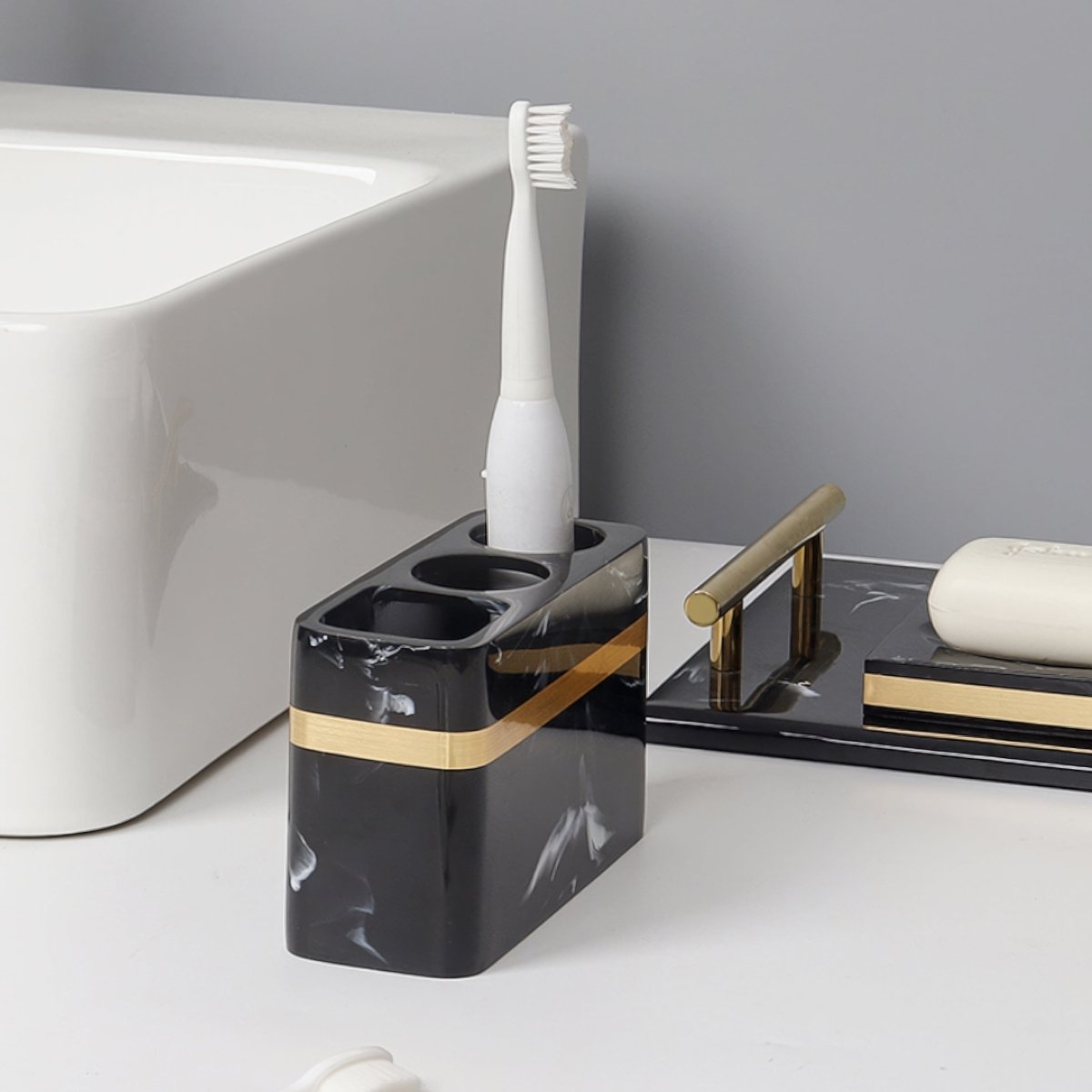 Czarna taca prezentacyjna z marmuru Regal z złotą obręczą do łazienki