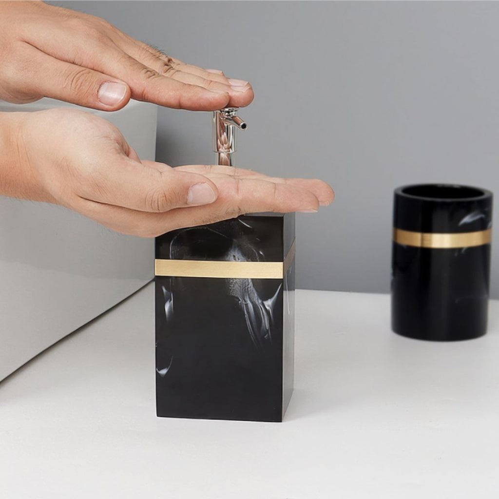 Czarna taca prezentacyjna z marmuru Regal z złotą obręczą do łazienki