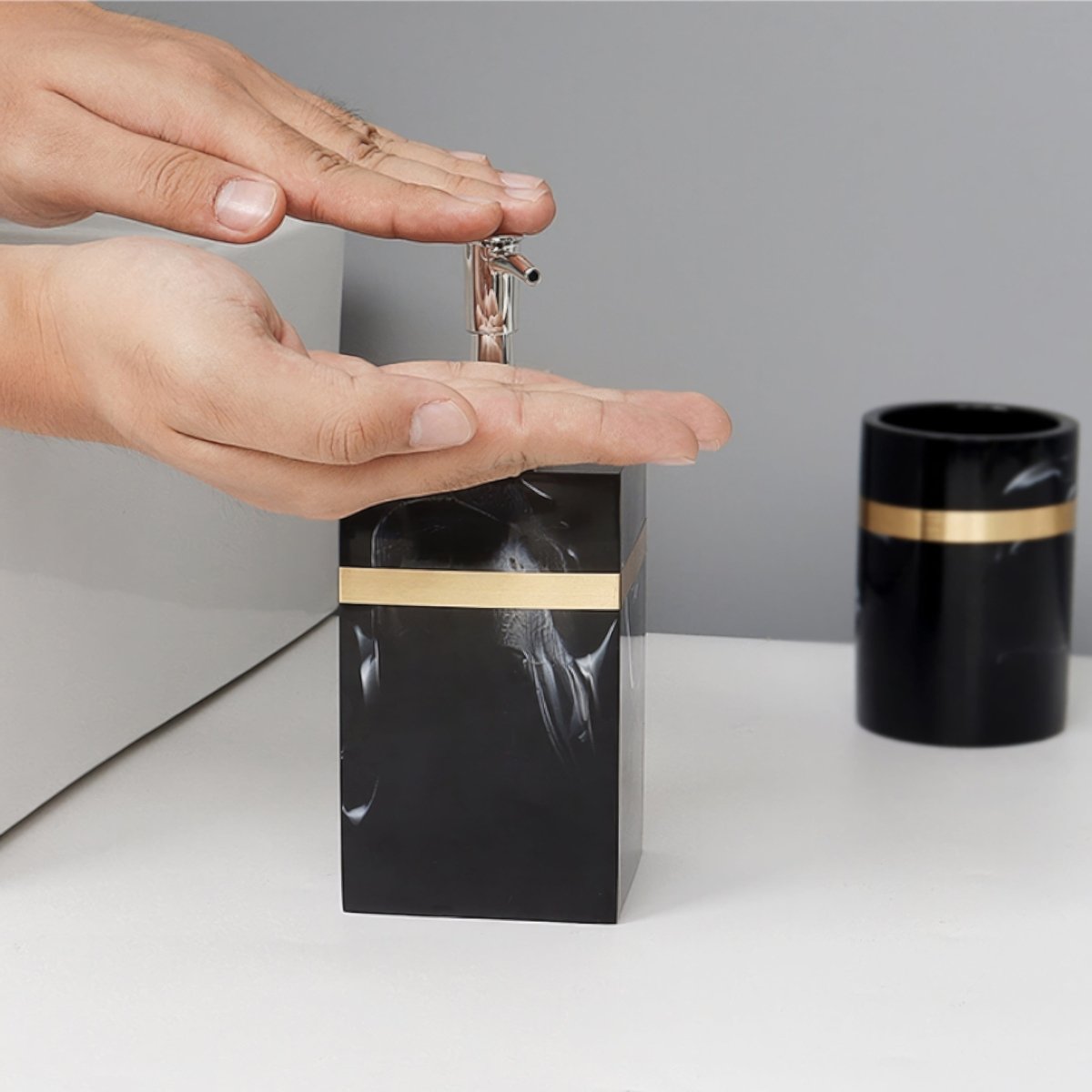 Czarna taca prezentacyjna z marmuru Regal z złotą obręczą do łazienki