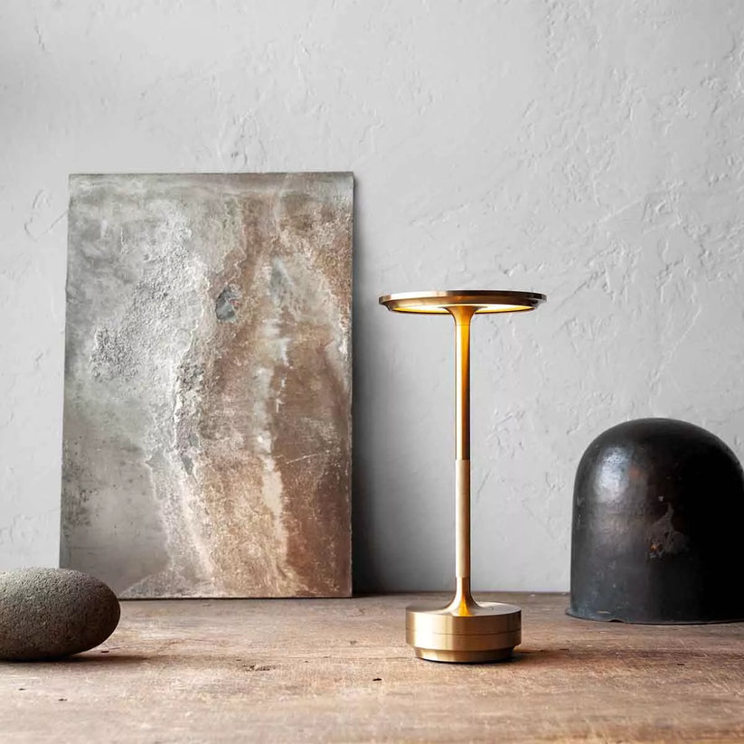 AuroraLine Slank Bordlampe for Moderne Interiører og Stemning