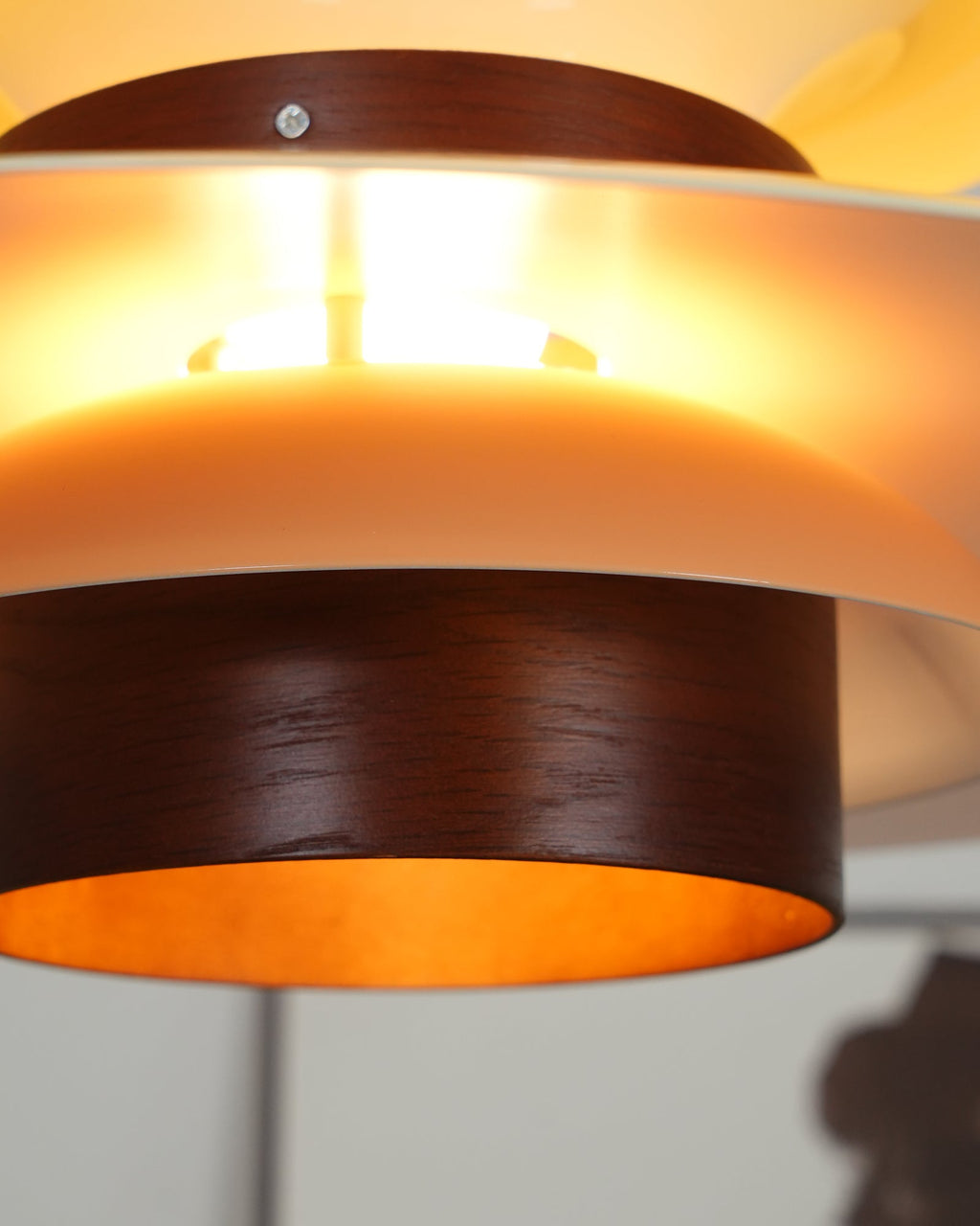 Astraea Pendelleuchte mit zeitloser Eleganz und warmem Lichtschein | Snurv