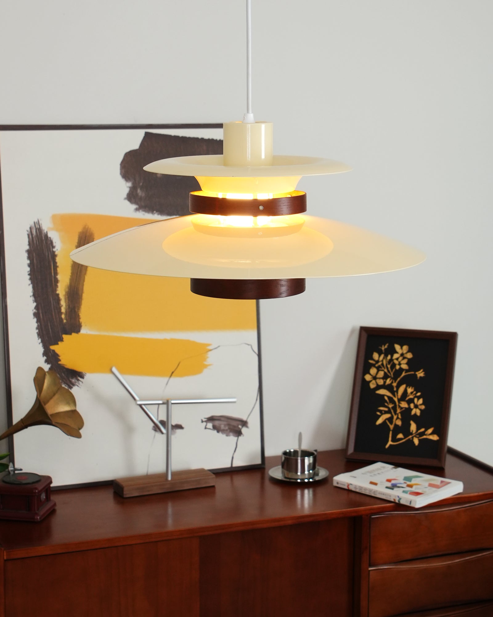 Astraea Pendelleuchte mit zeitloser Eleganz und warmem Lichtschein | Snurv