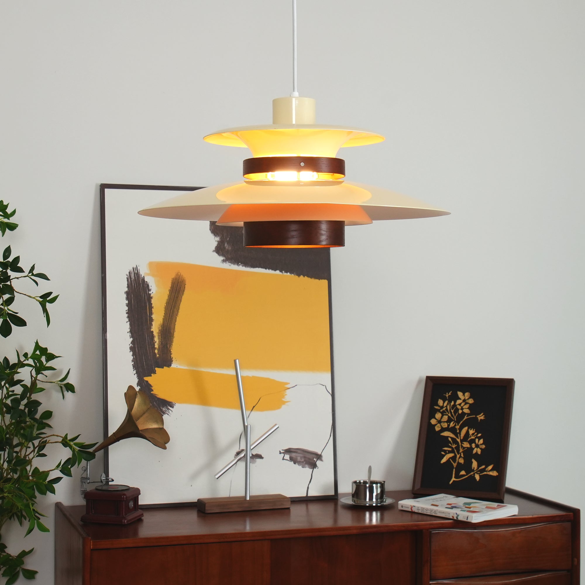 Astraea Pendelleuchte mit zeitloser Eleganz und warmem Lichtschein | Snurv