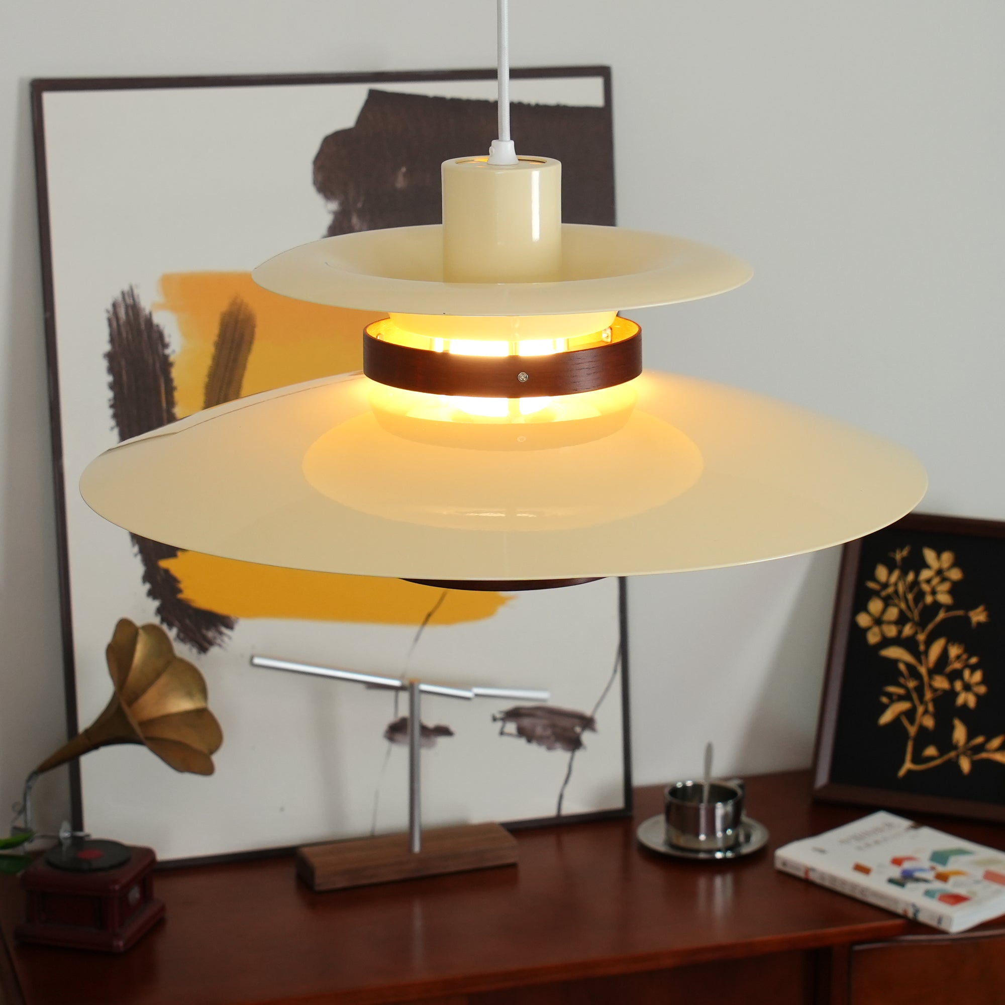 Astraea Pendelleuchte mit zeitloser Eleganz und warmem Lichtschein | Snurv