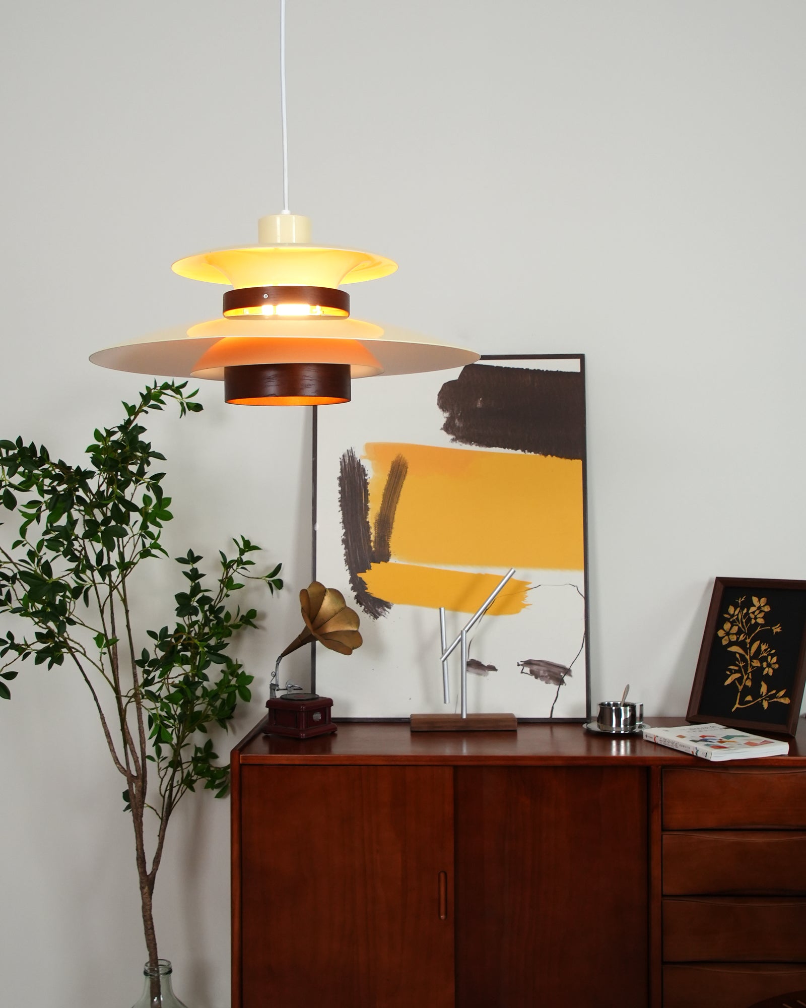 Astraea Pendelleuchte mit zeitloser Eleganz und warmem Lichtschein | Snurv