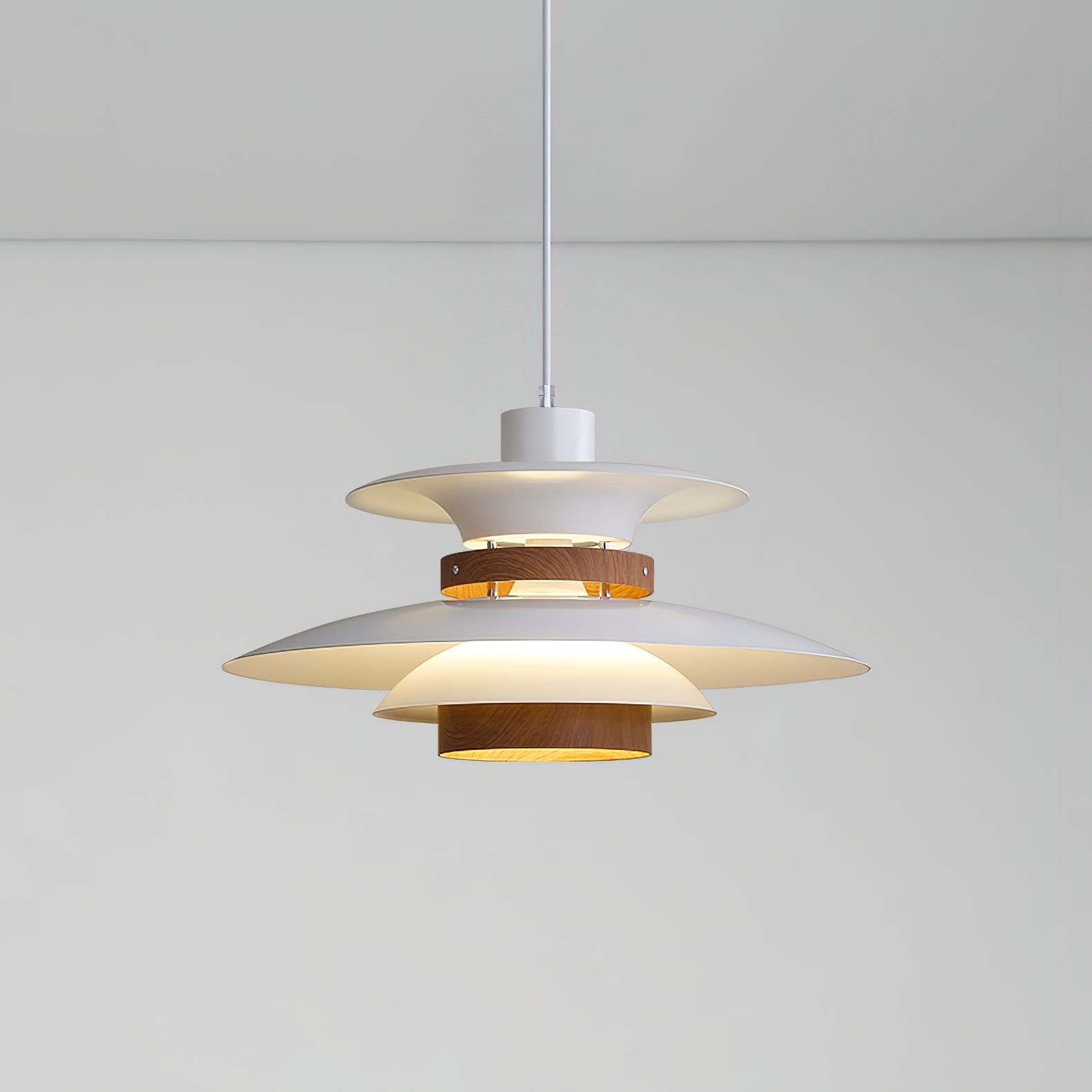Astraea Pendelleuchte mit zeitloser Eleganz und warmem Lichtschein | Snurv
