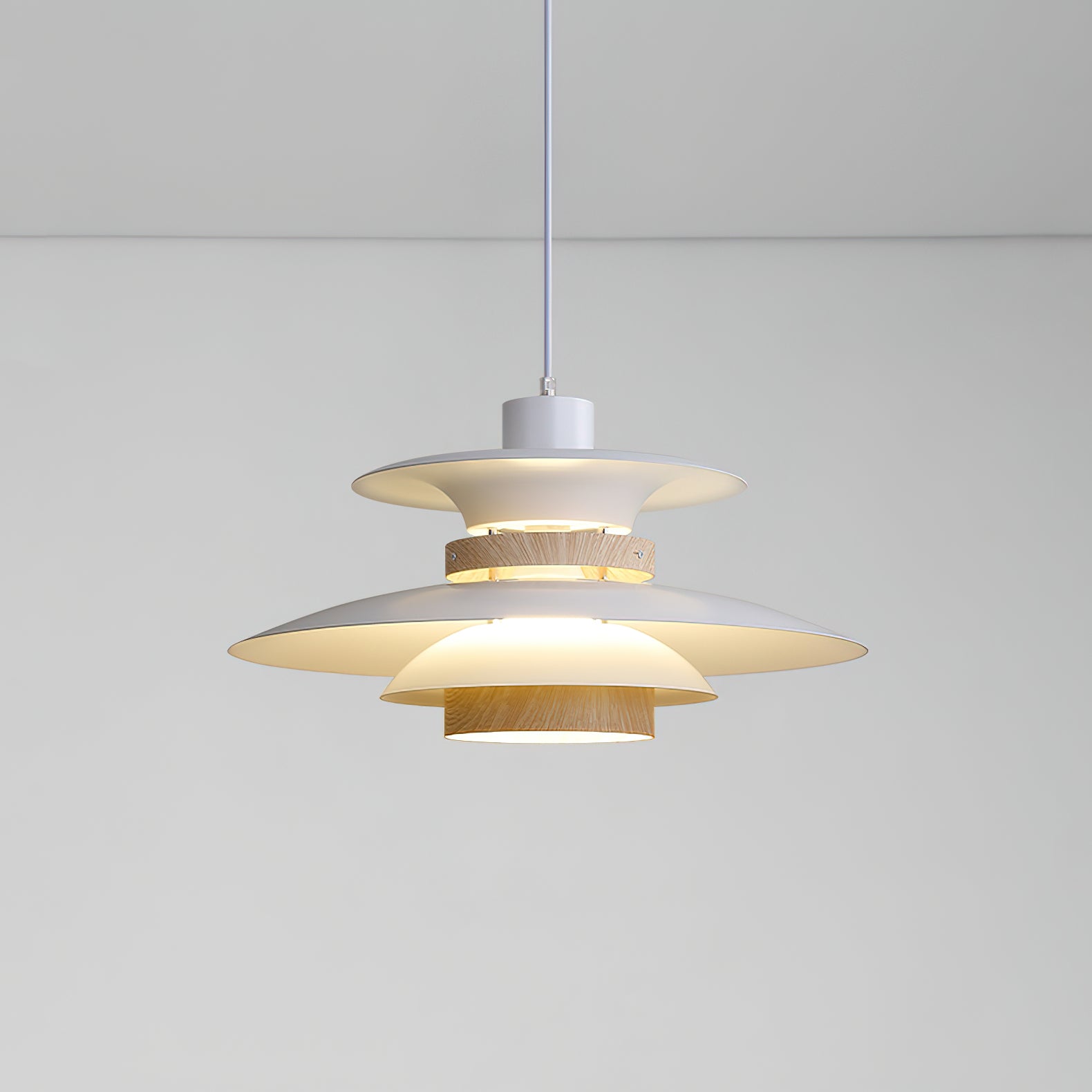 Astraea Pendelleuchte mit zeitloser Eleganz und warmem Lichtschein | Snurv