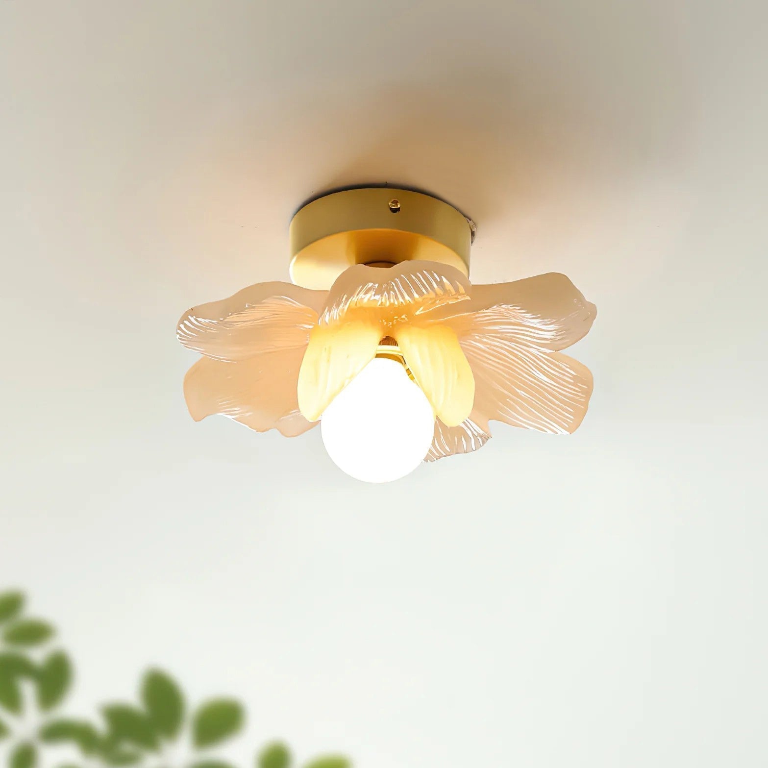 Plafonnier en résine Blossom et laiton pour chambre et couloir