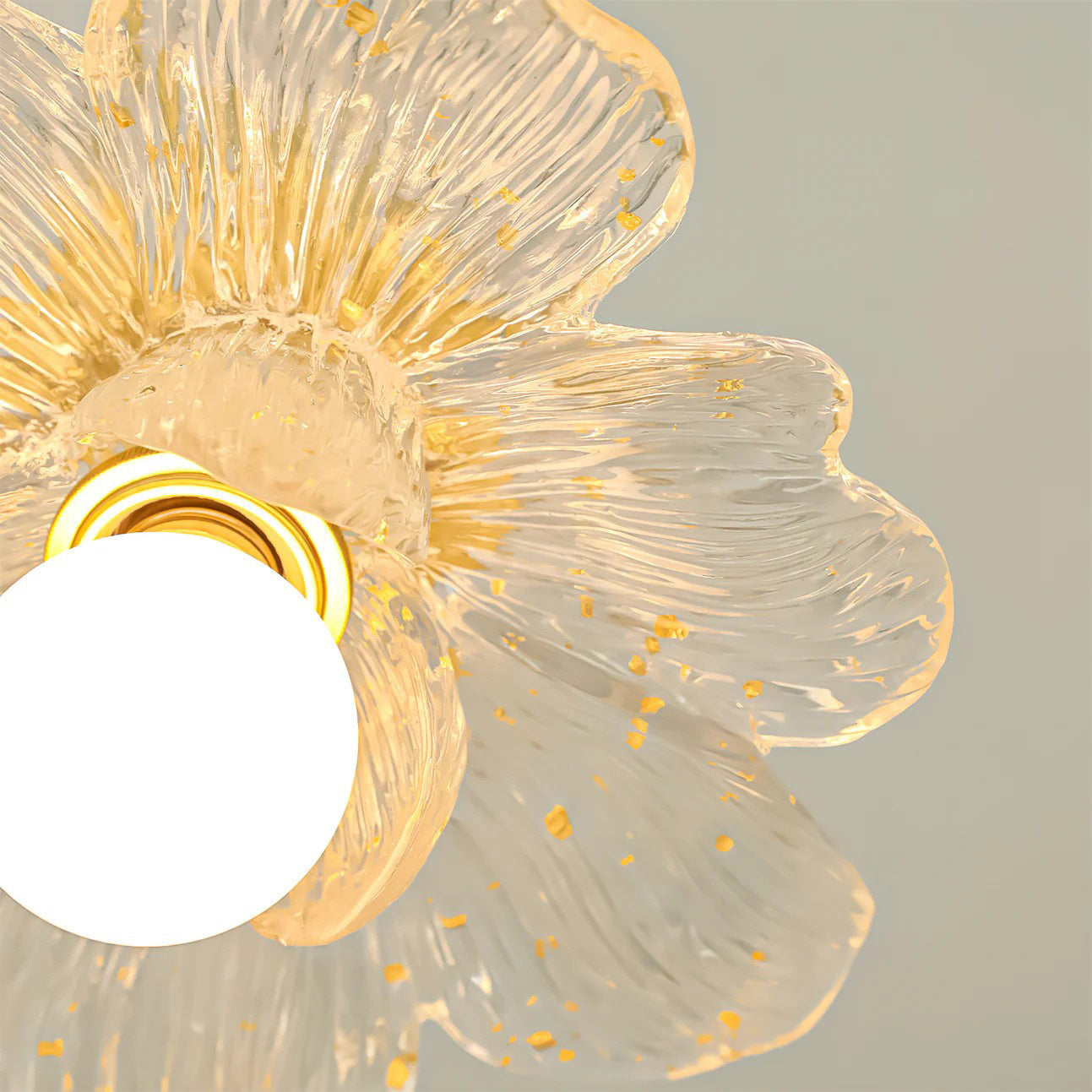 Plafonnier en résine Blossom et laiton pour chambre et couloir
