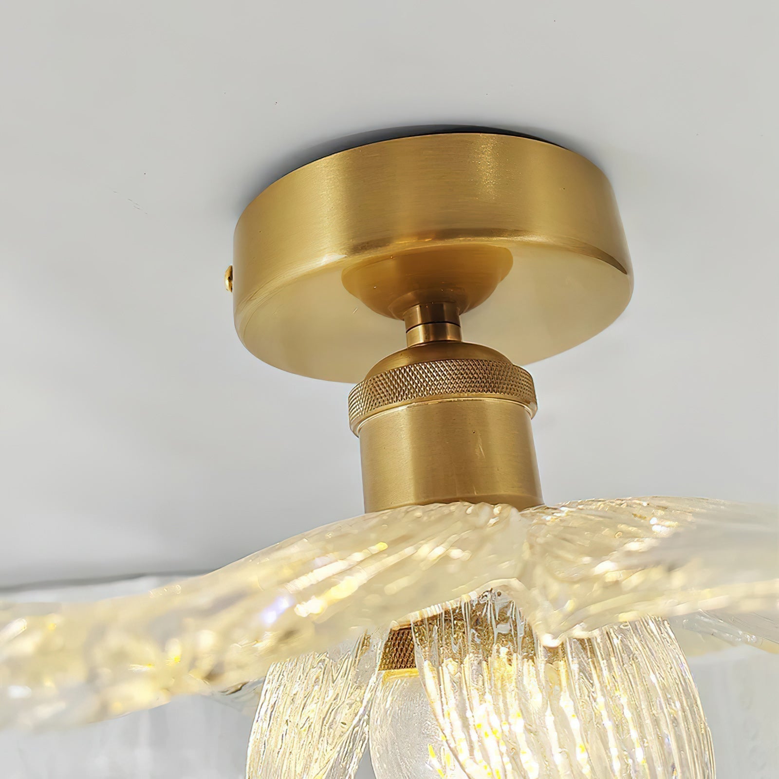 Plafonnier en résine Blossom et laiton pour chambre et couloir