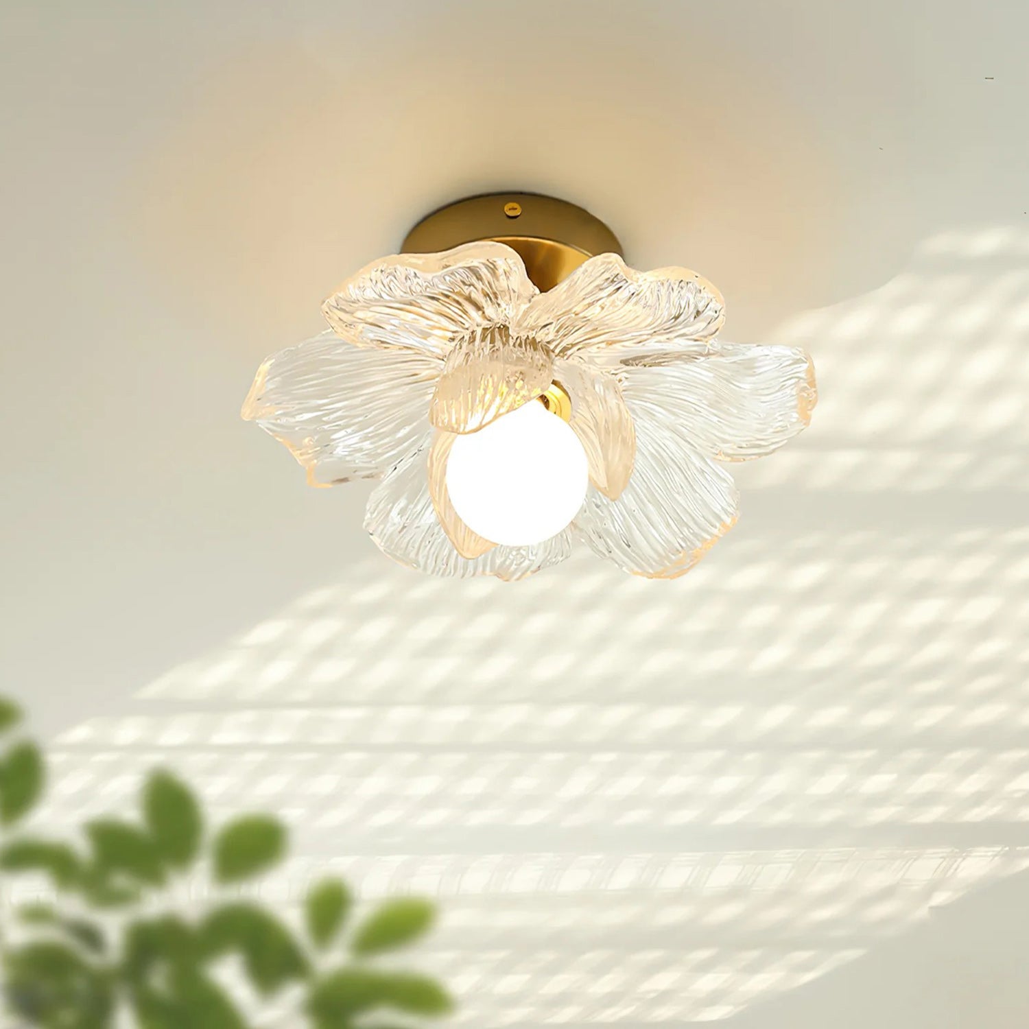 Plafonnier en résine Blossom et laiton pour chambre et couloir