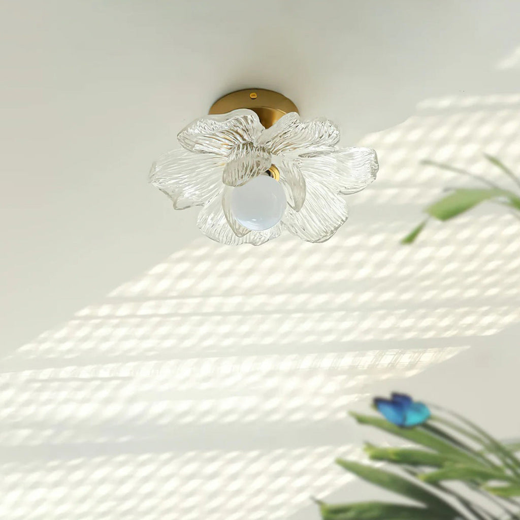Plafonnier en résine Blossom et laiton pour chambre et couloir