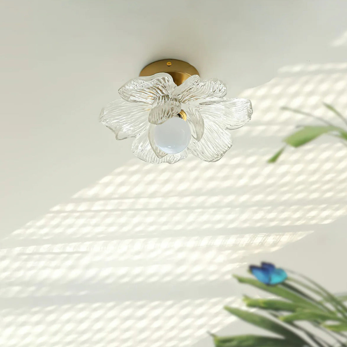 Plafonnier en résine Blossom et laiton pour chambre et couloir