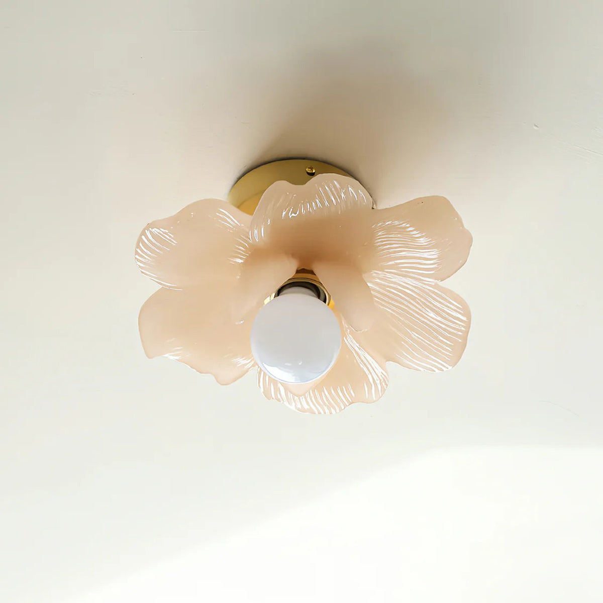 Plafonnier en résine Blossom et laiton pour chambre et couloir