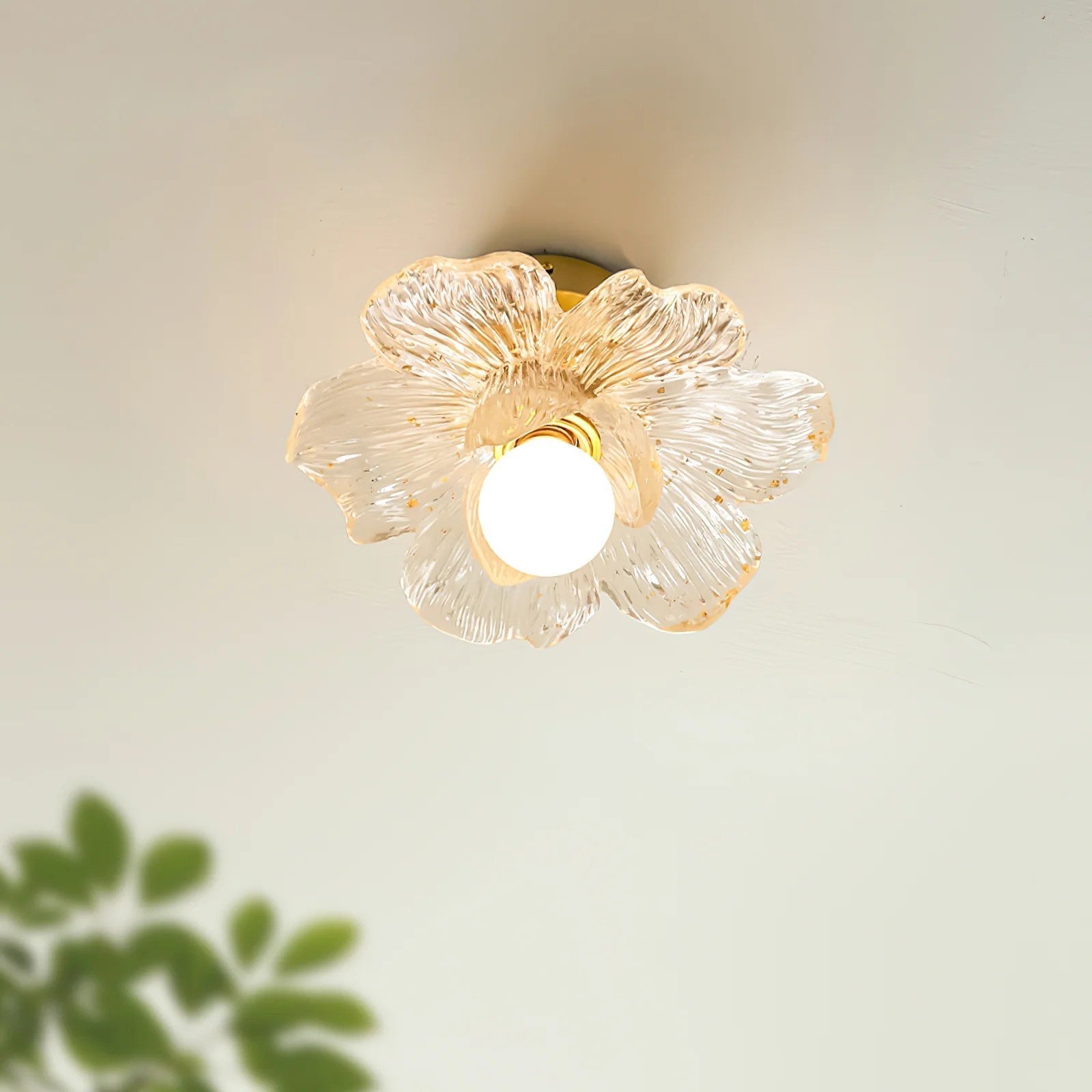 Plafonnier en résine Blossom et laiton pour chambre et couloir